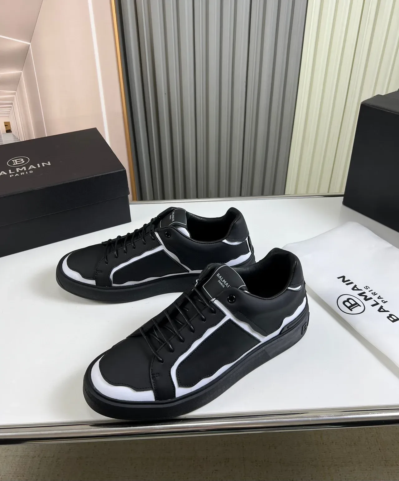 Balmain Noir Blanc Empeigne Cuir Structurel Panneaux Ondulatoires Asymétriques Sneakers Lifestyle 7