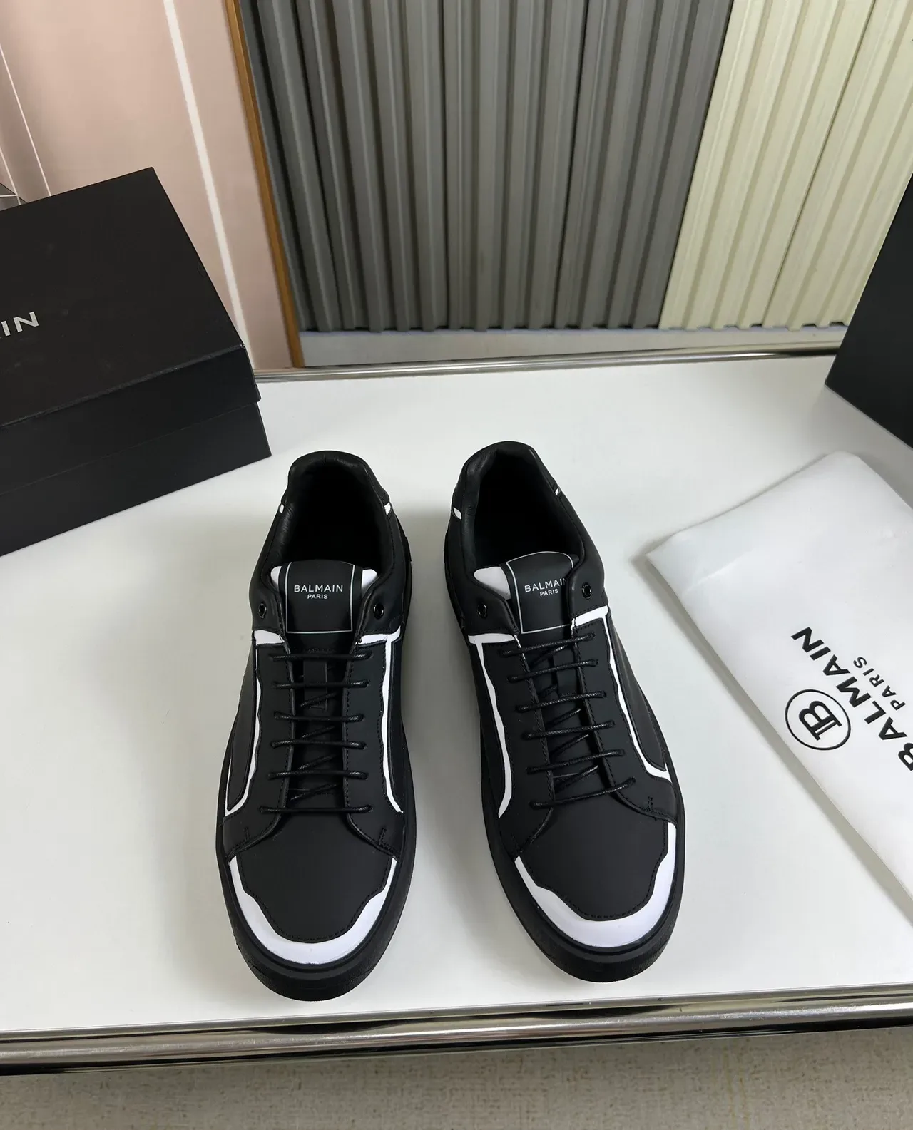 Balmain Noir Blanc Empeigne Cuir Structurel Panneaux Ondulatoires Asymétriques Sneakers Lifestyle 8