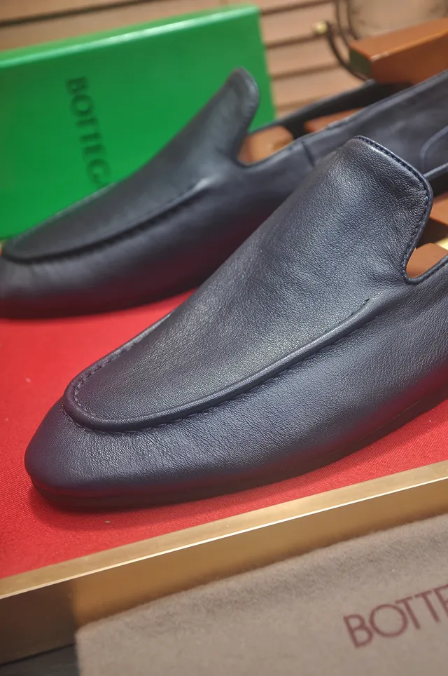Bottega Veneta Andiamo أزرق بحري لوافر 2