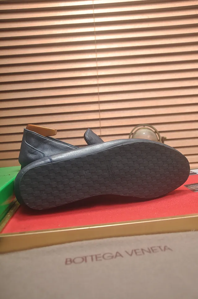 Bottega Veneta Andiamo أزرق بحري لوافر 3