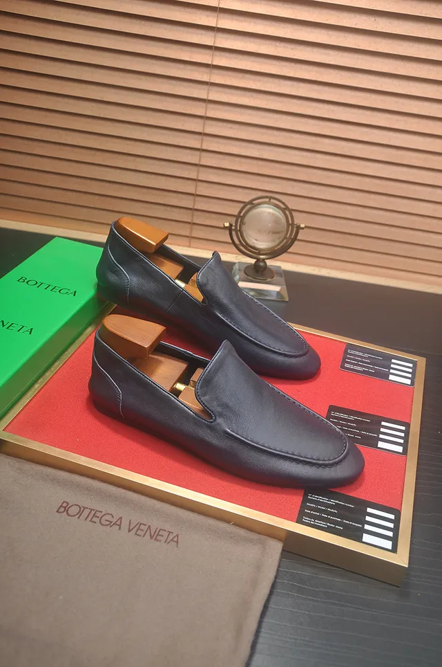Bottega Veneta Andiamo أزرق بحري لوافر 4