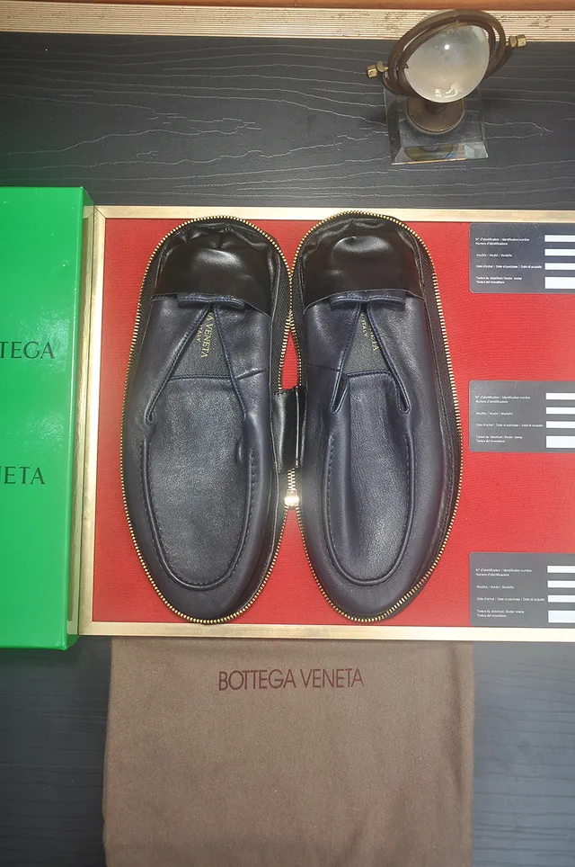 Bottega Veneta Andiamo أزرق بحري لوافر 5