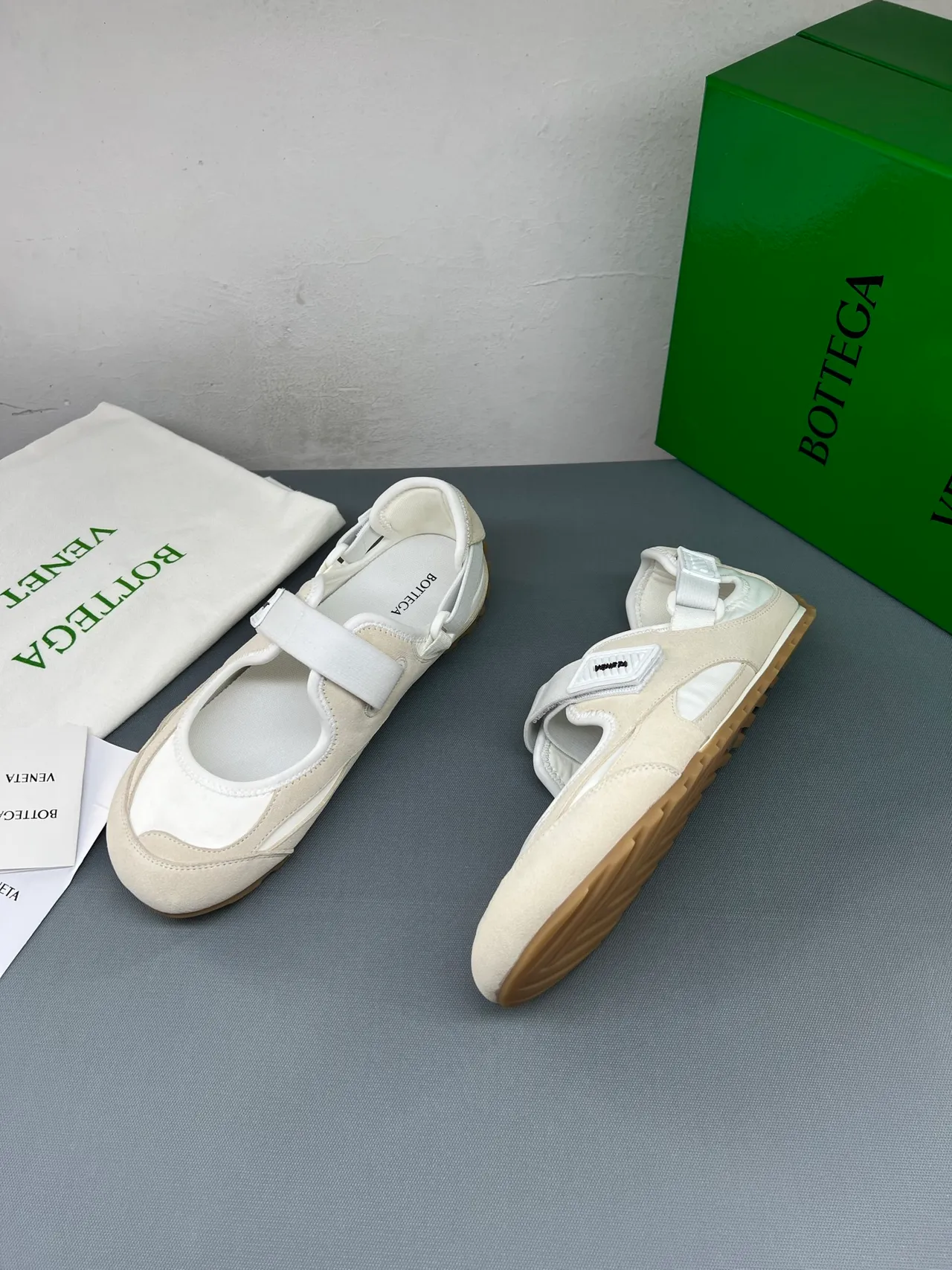 Bottega Veneta Beige et Blanc Daim Mary Jane Chaussures 2