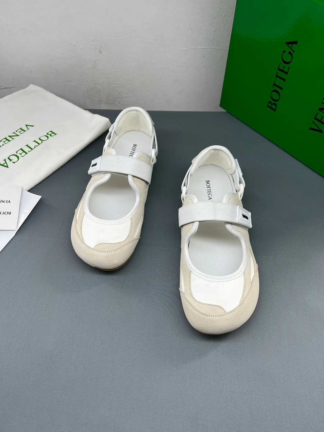 Bottega Veneta Beige et Blanc Daim Mary Jane Chaussures 3