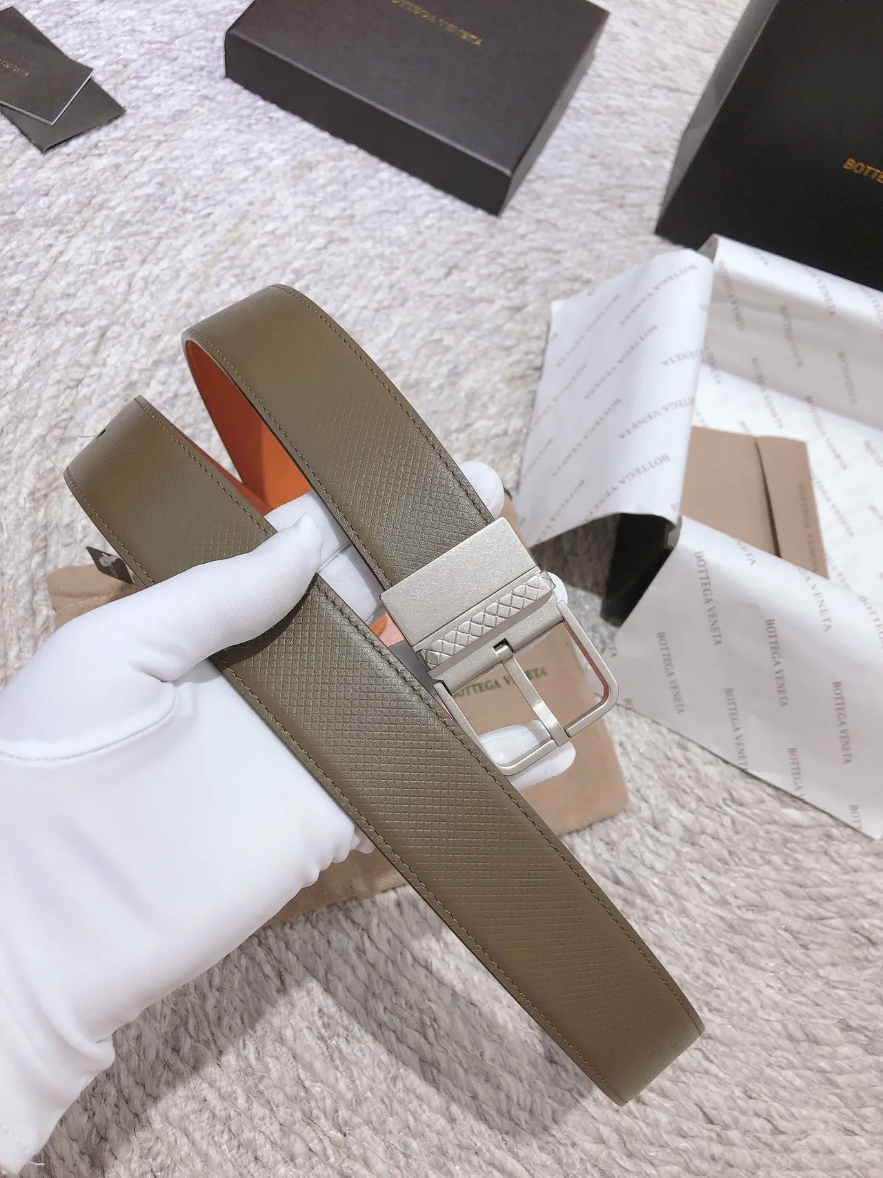 Bottega Veneta Cassette Ceinture en cuir beige orange texturé embossé doublure réversible 2