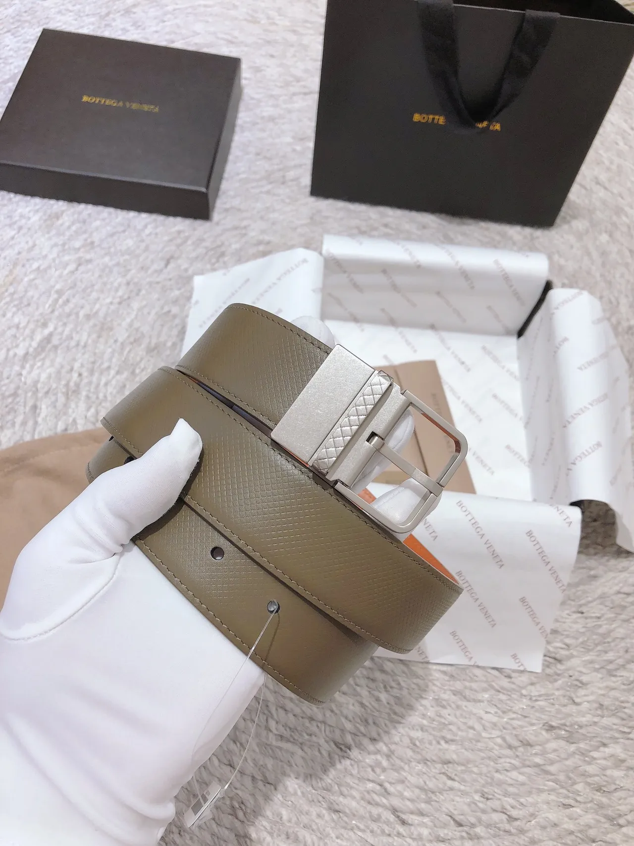 Bottega Veneta Cassette Ceinture en cuir beige orange texturé embossé doublure réversible 8