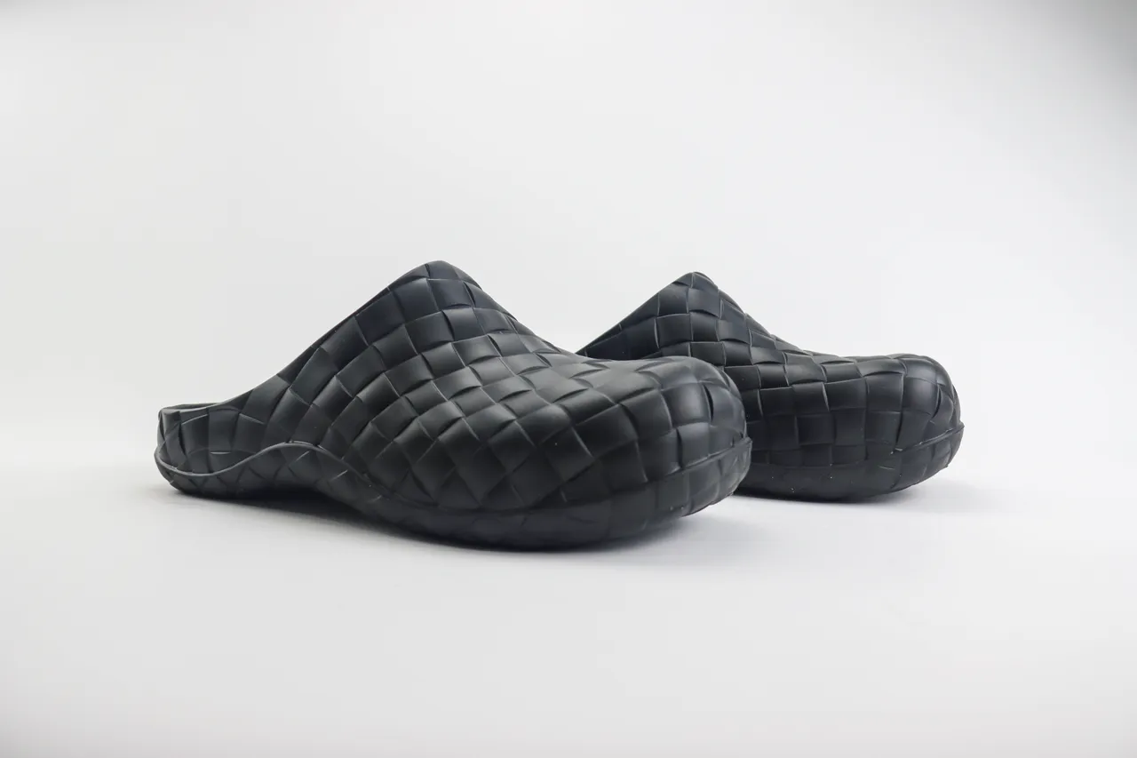Bottega Veneta Cassette Woven Black Slipper 3