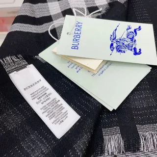 Burberry Cachecol de Cashmere em Xadrez Preto e Branco