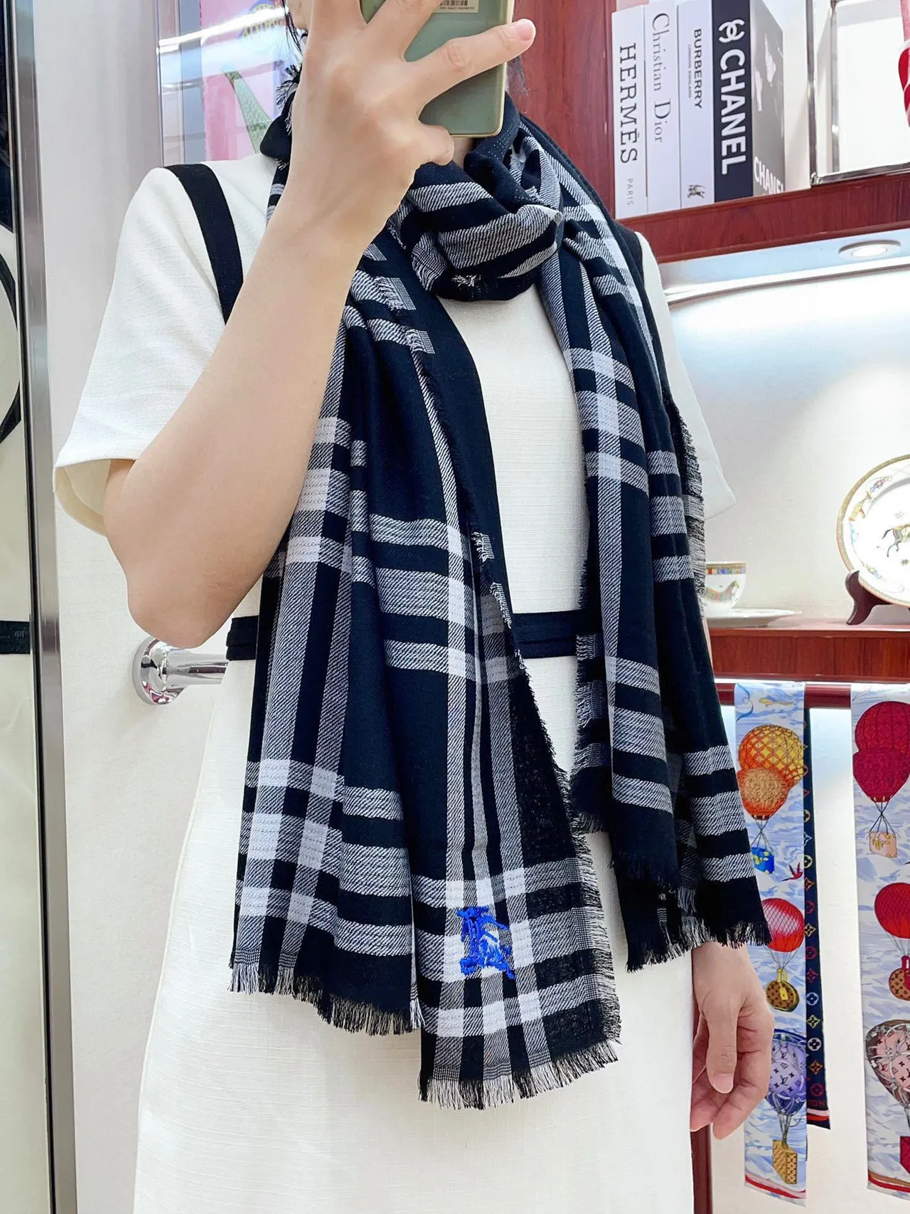 Burberry Bufanda de Cachemira a Cuadros Negro y Blanco 2
