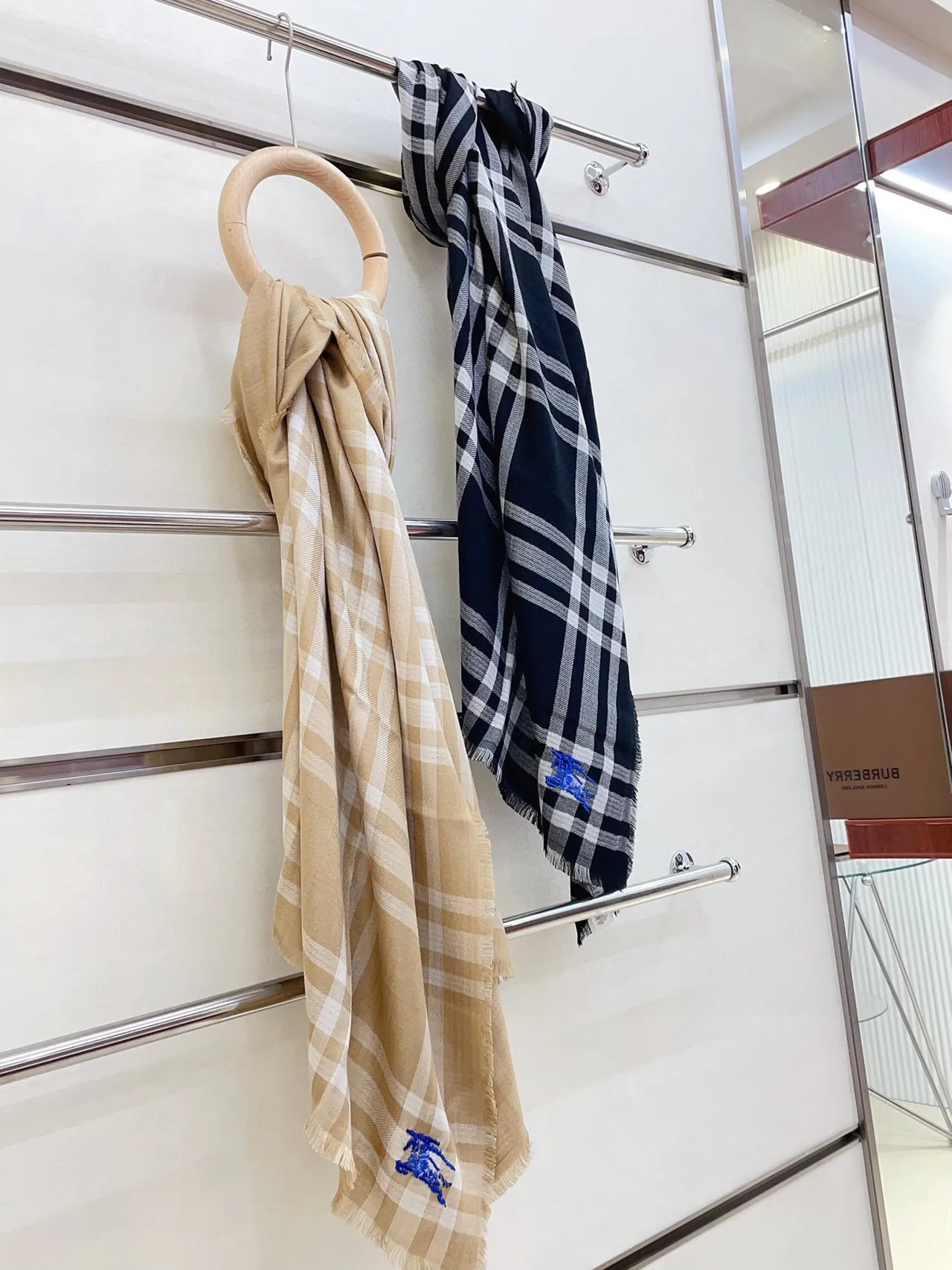 Burberry Bufanda de Cachemira a Cuadros Negro y Blanco 4