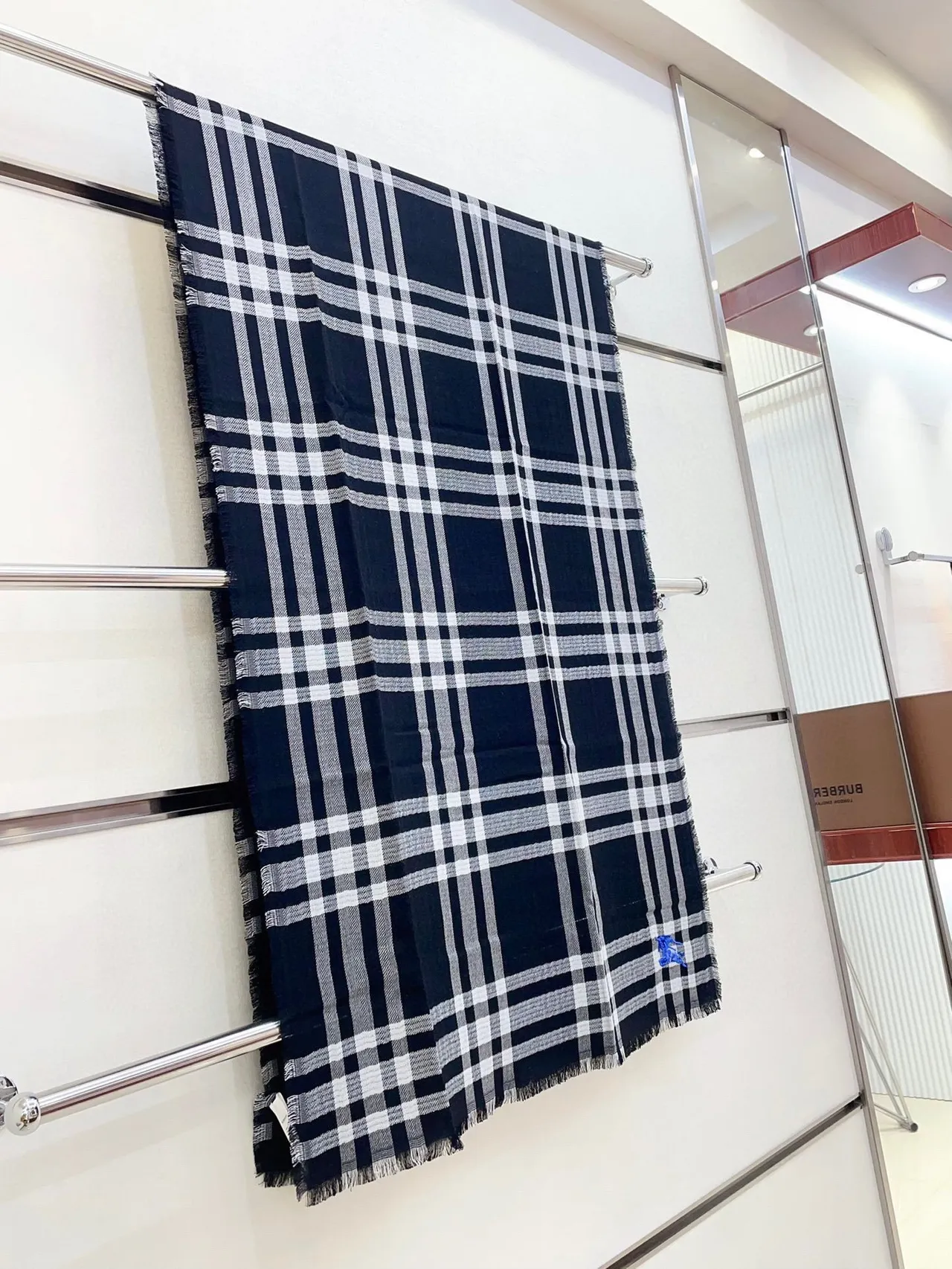 Burberry Bufanda de Cachemira a Cuadros Negro y Blanco 7