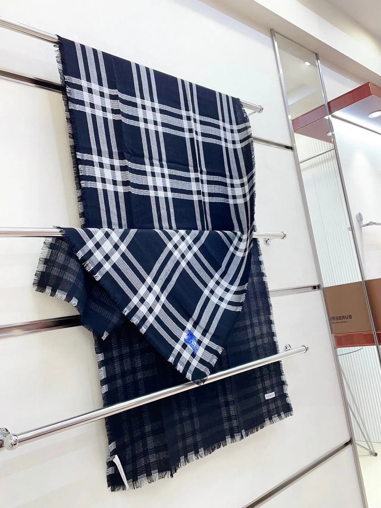 Burberry Bufanda de Cachemira a Cuadros Negro y Blanco 8