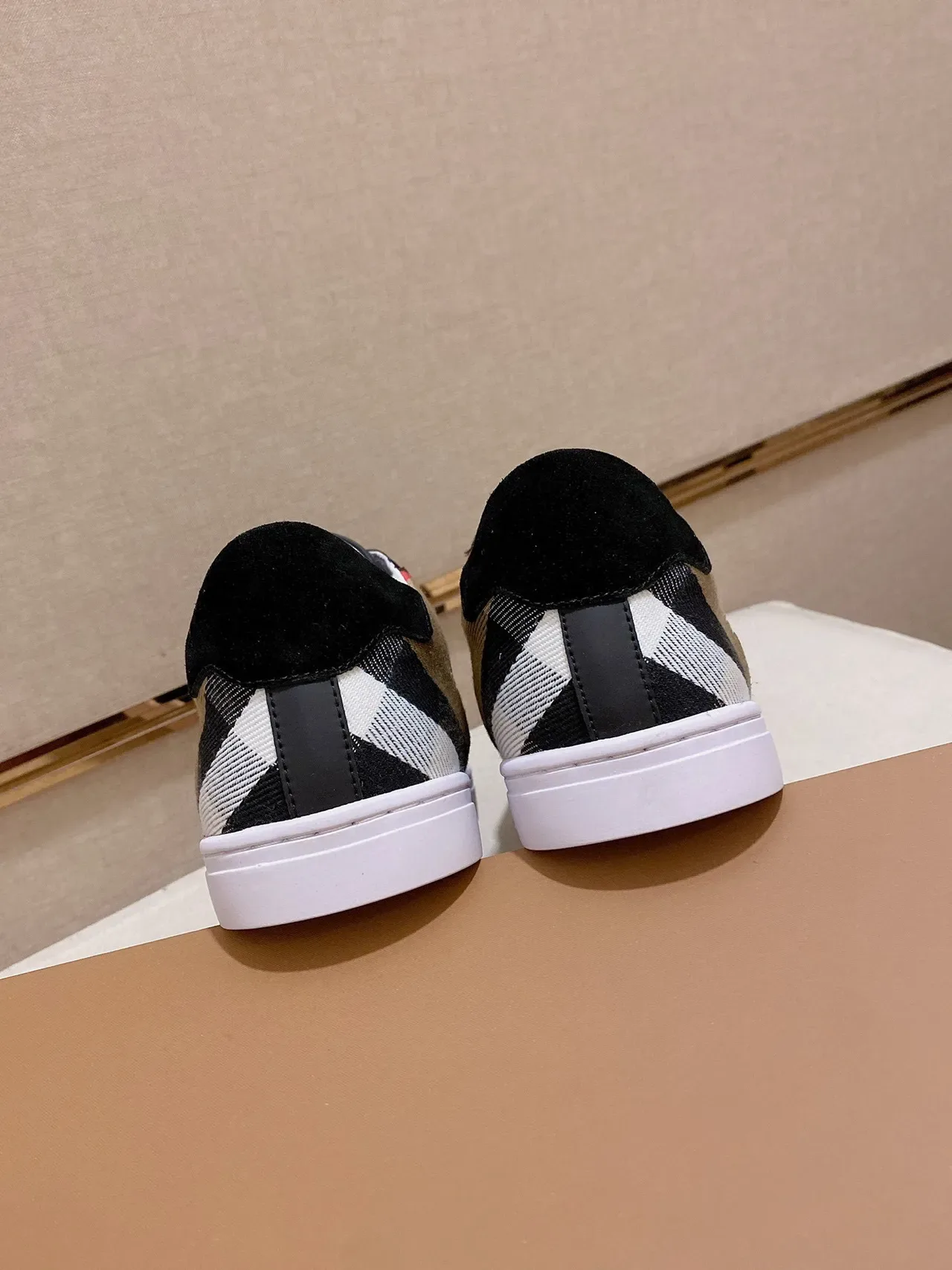 Burberry أسود بيج Low-Top أحذية رياضية من السويد والجلد 3