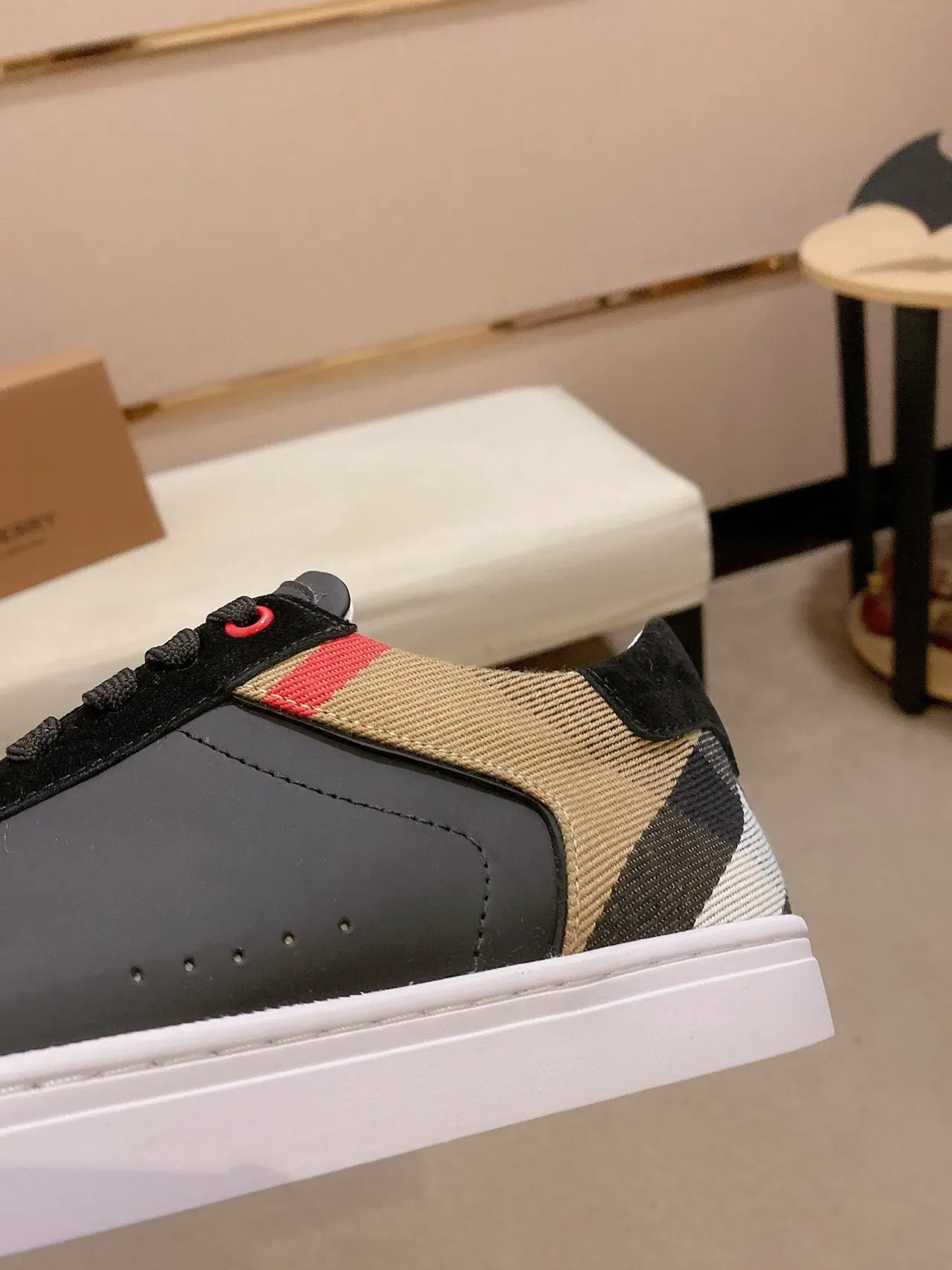 Burberry أسود بيج Low-Top أحذية رياضية من السويد والجلد 4