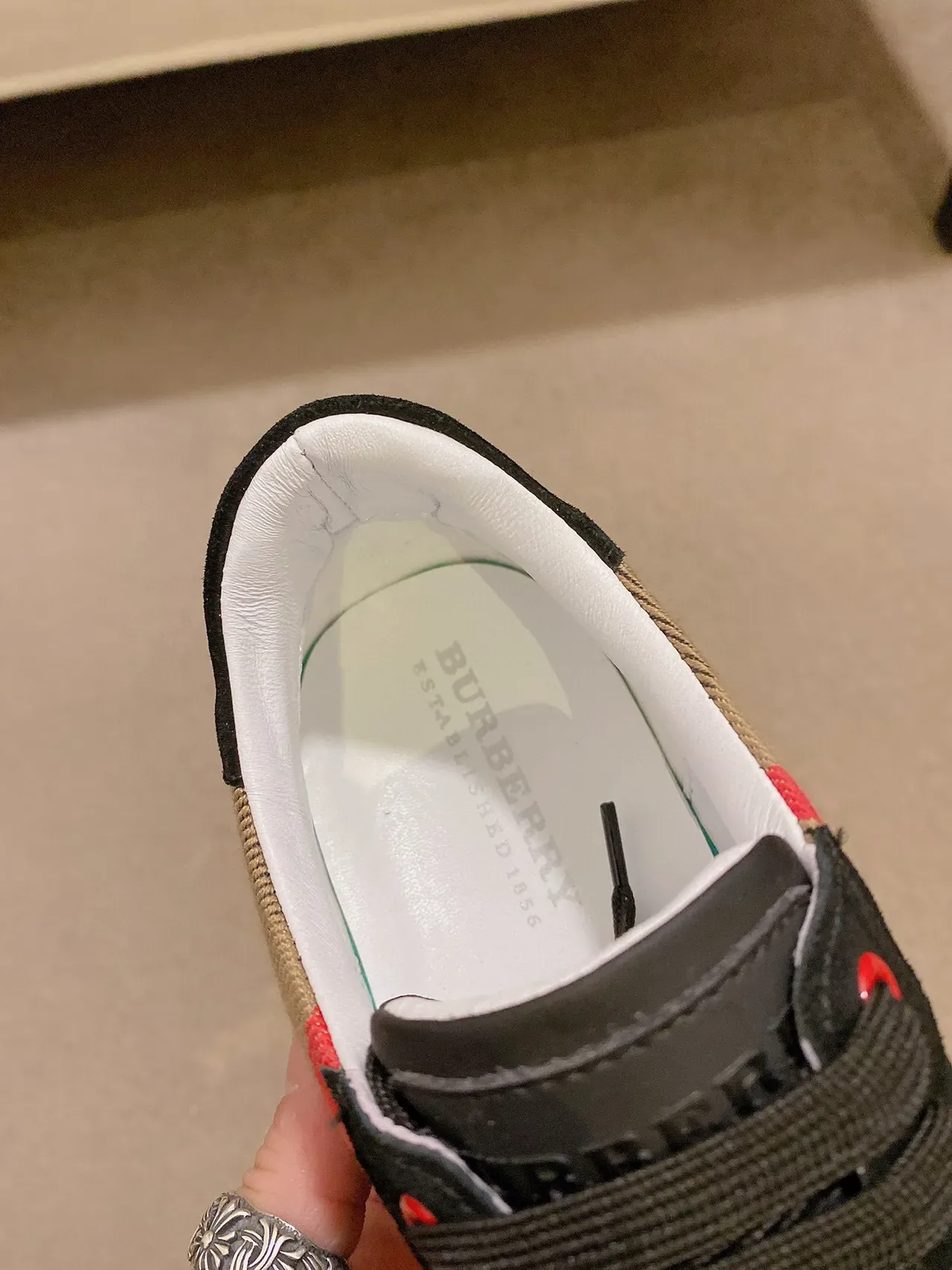 Burberry أسود بيج Low-Top أحذية رياضية من السويد والجلد 5