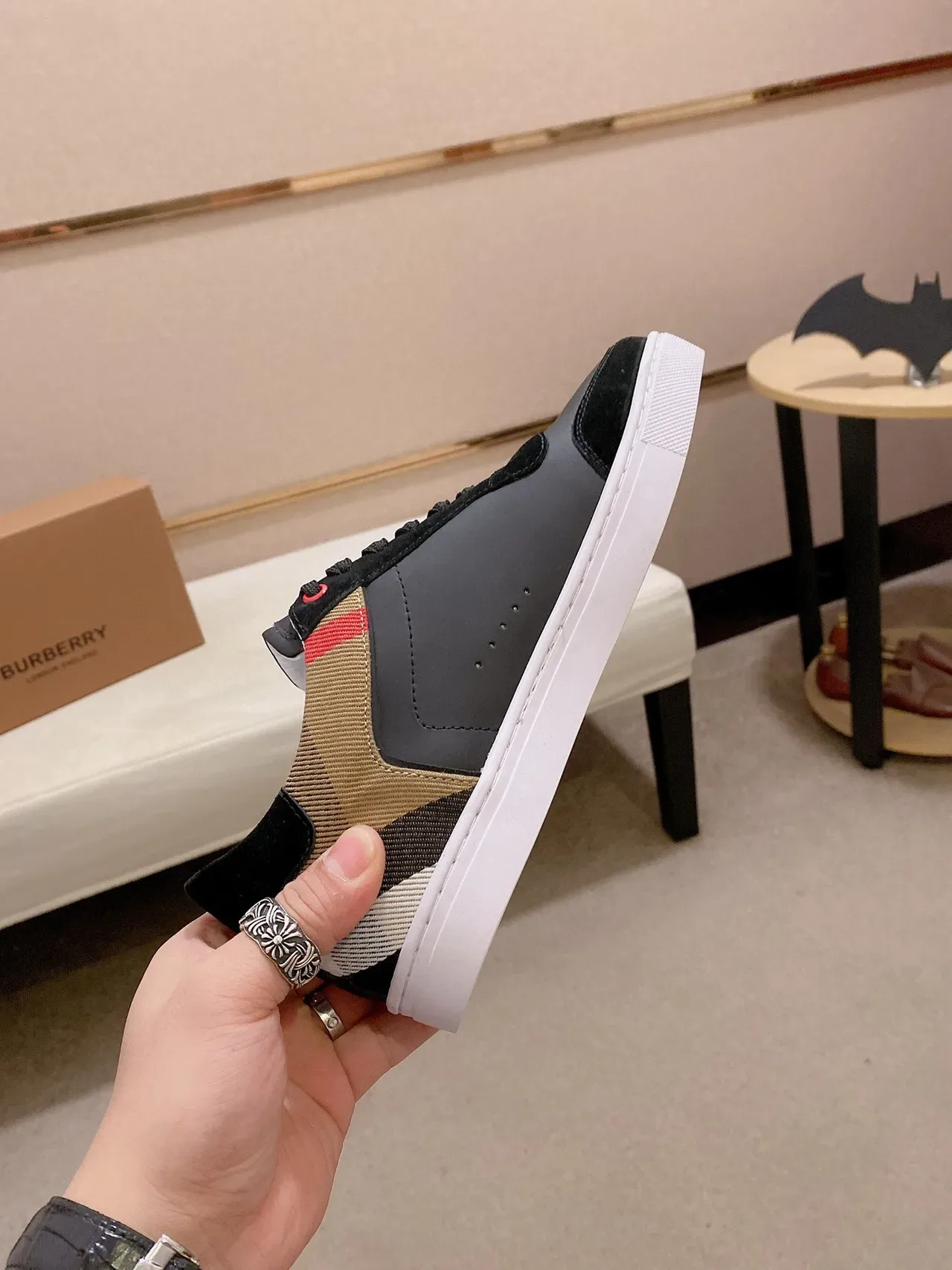 Burberry أسود بيج Low-Top أحذية رياضية من السويد والجلد 6