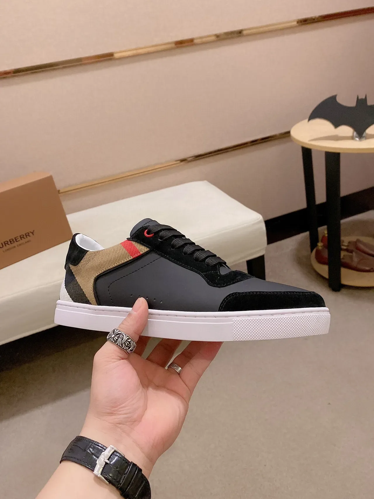 Burberry أسود بيج Low-Top أحذية رياضية من السويد والجلد 7