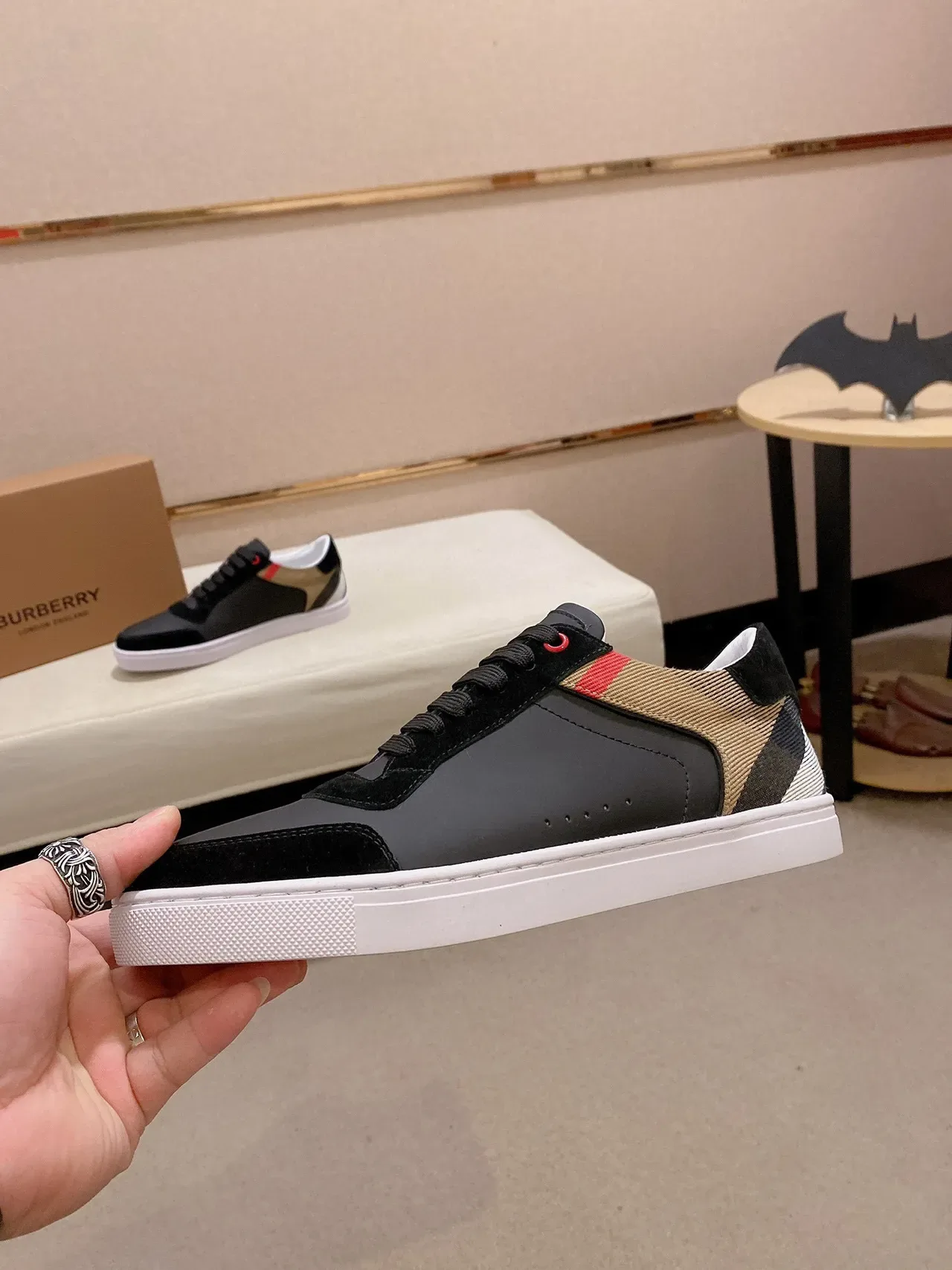 Burberry أسود بيج Low-Top أحذية رياضية من السويد والجلد 8