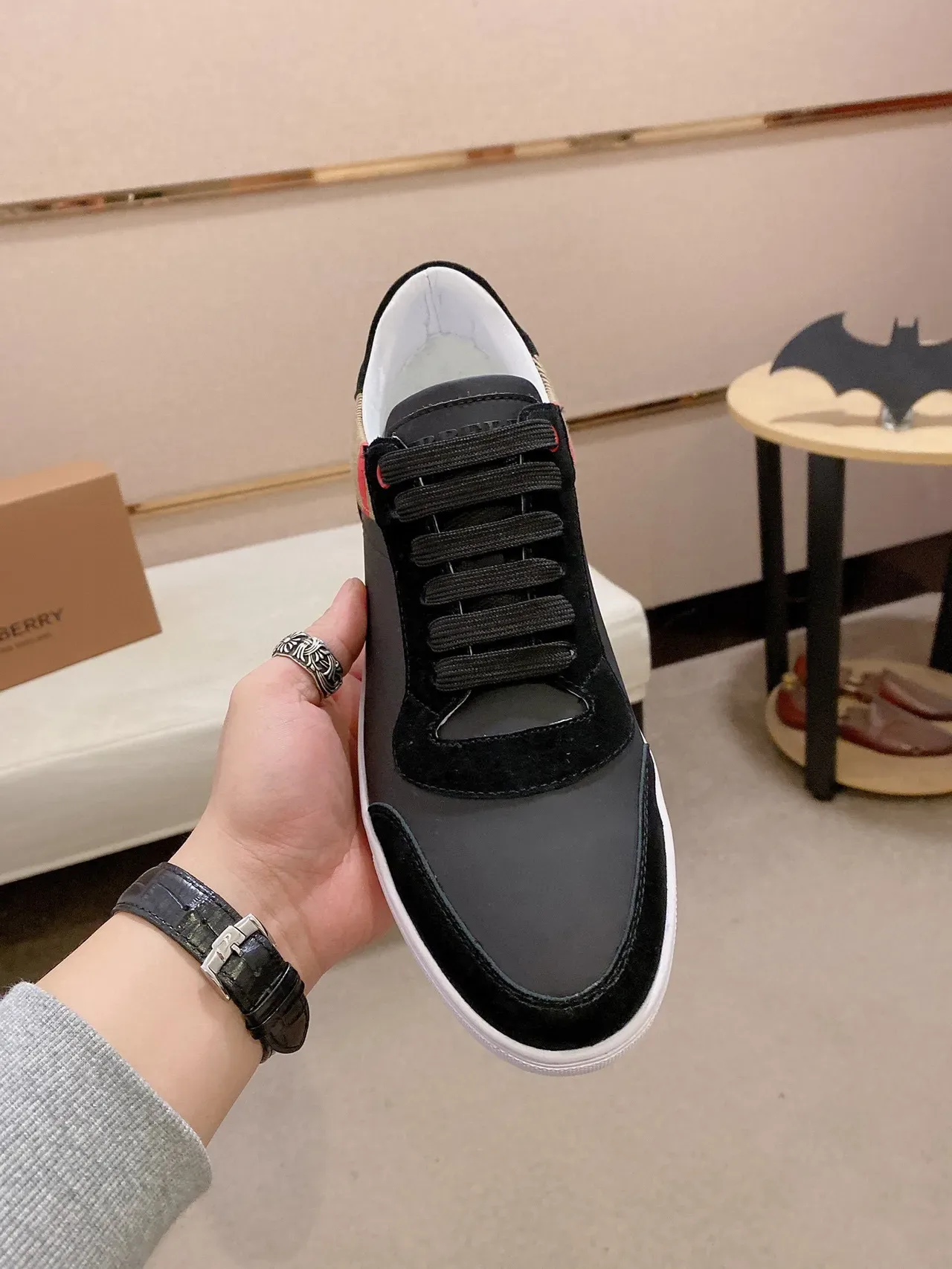 Burberry أسود بيج Low-Top أحذية رياضية من السويد والجلد 9