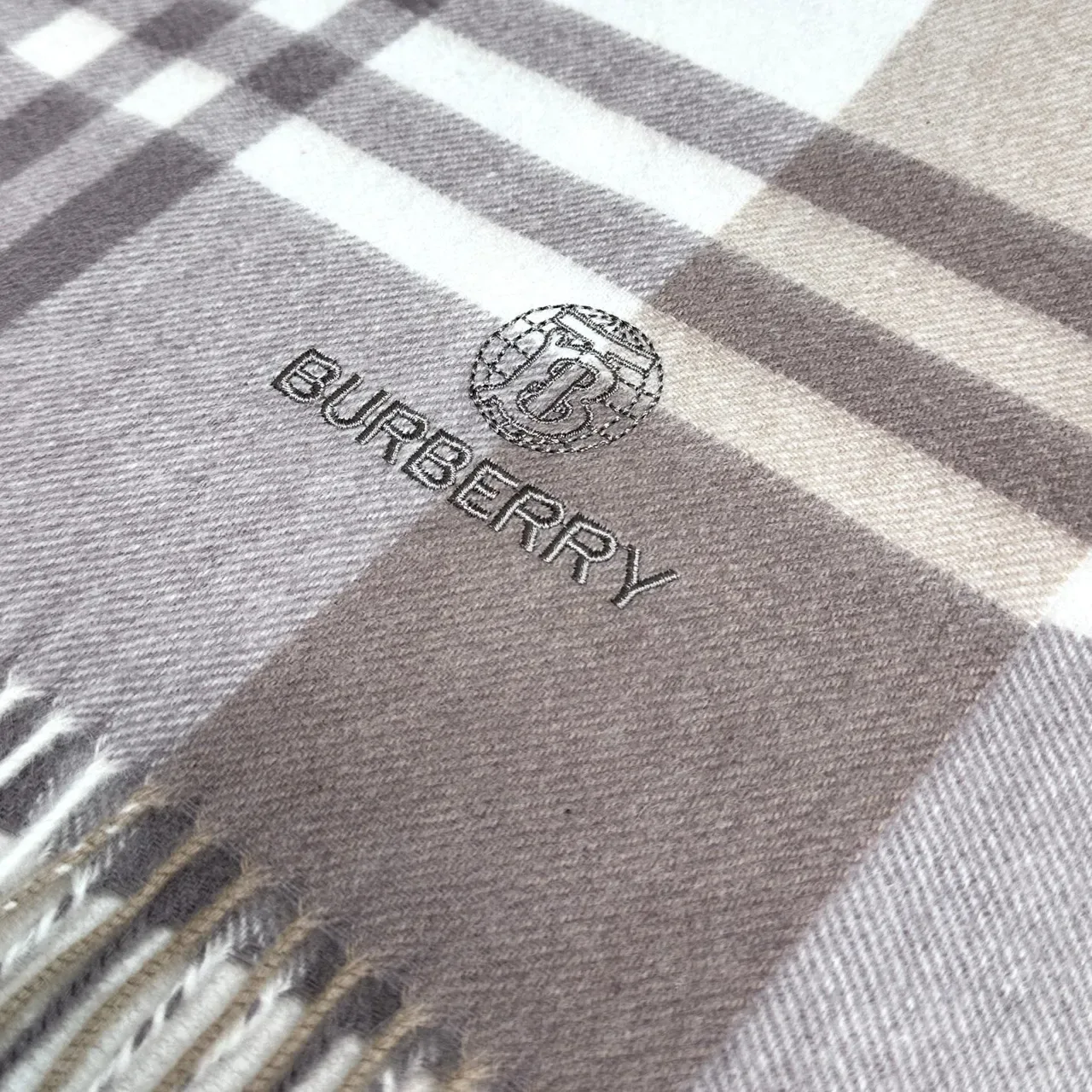 Burberry Classic Check Beige Taupe 羊绒围巾 4
