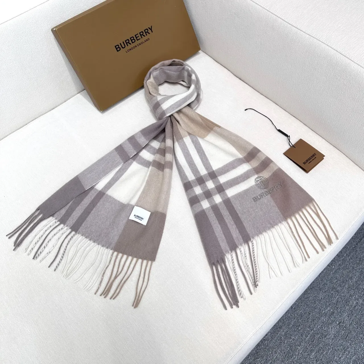 Burberry Classic Check Beige Taupe 羊绒围巾 6