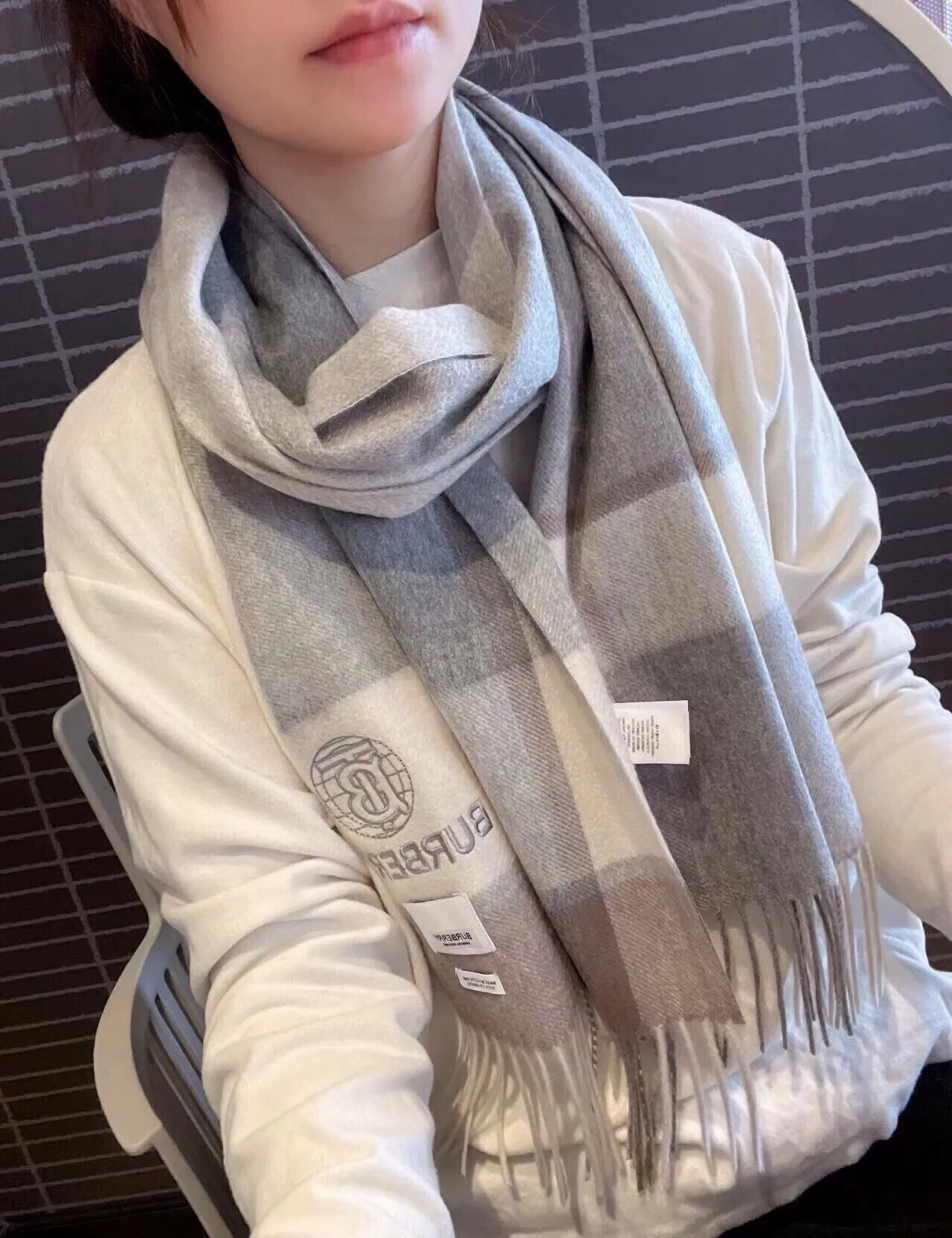 Burberry Gris Beige Motif à carreaux Texture tissée Écharpe en cachemire 2