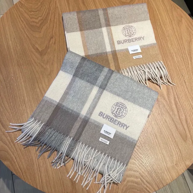 Burberry Gris Beige Motif à carreaux Texture tissée Écharpe en cachemire 3