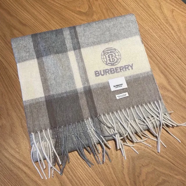 Burberry Gris Beige Motif à carreaux Texture tissée Écharpe en cachemire 4