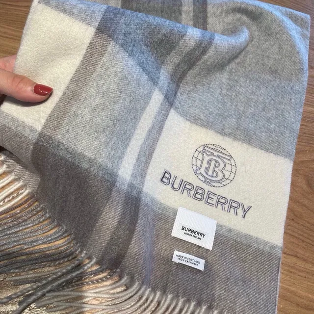 Burberry Gris Beige Motif à carreaux Texture tissée Écharpe en cachemire 5