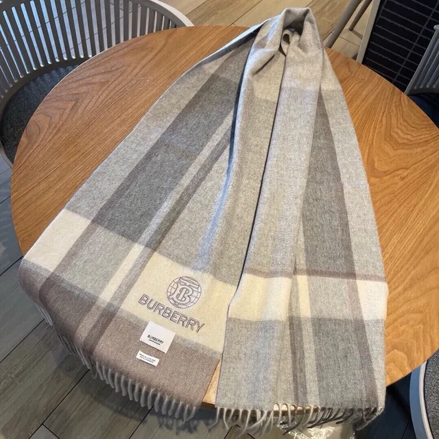 Burberry Gris Beige Motif à carreaux Texture tissée Écharpe en cachemire 7