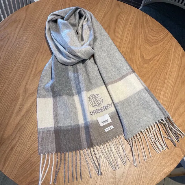 Burberry Gris Beige Motif à carreaux Texture tissée Écharpe en cachemire 9