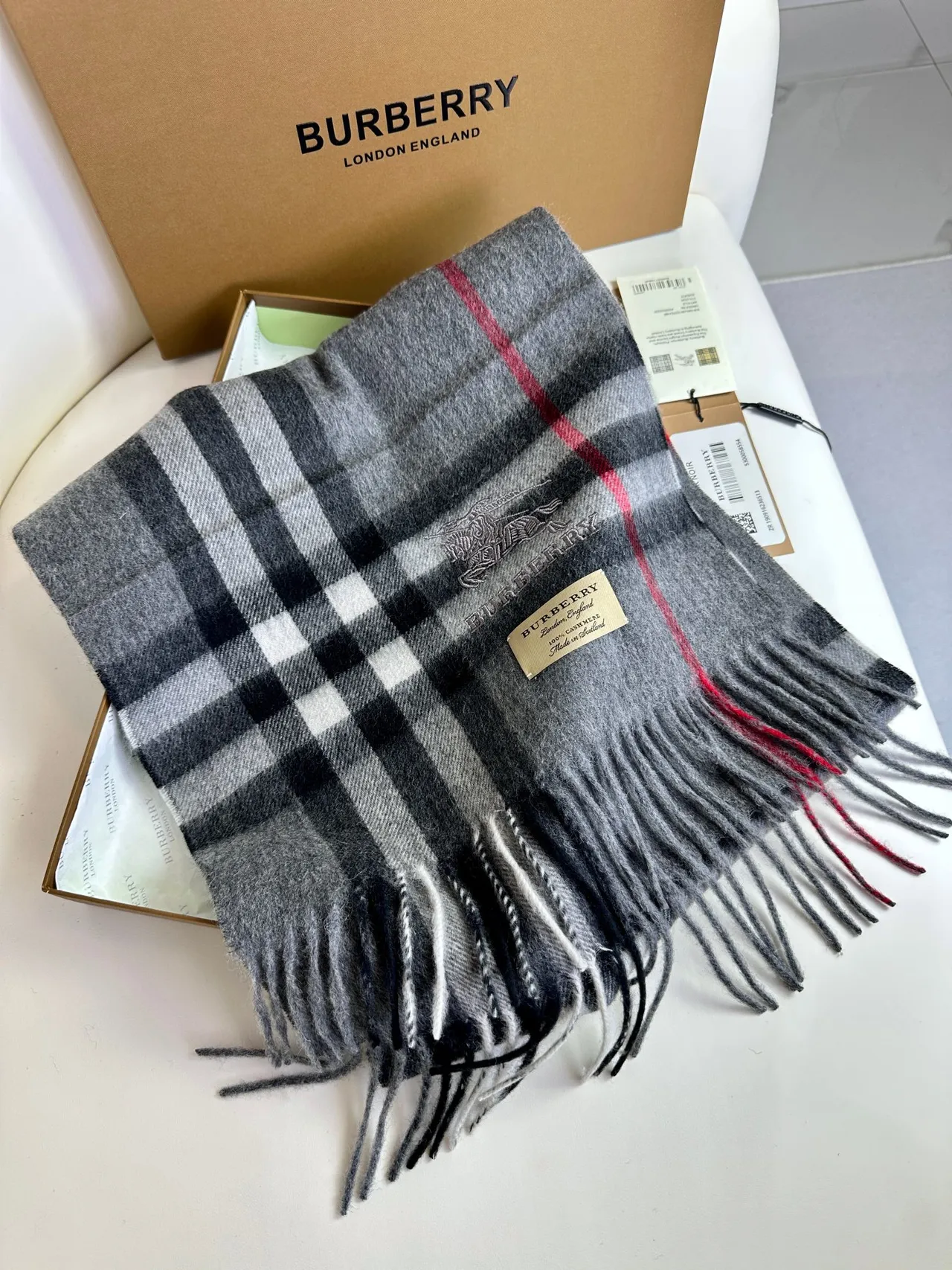 Burberry Foulard Gris Noir Motif Carreaux Classique Tissée Équestre Chevalier Logo Cachemire 6