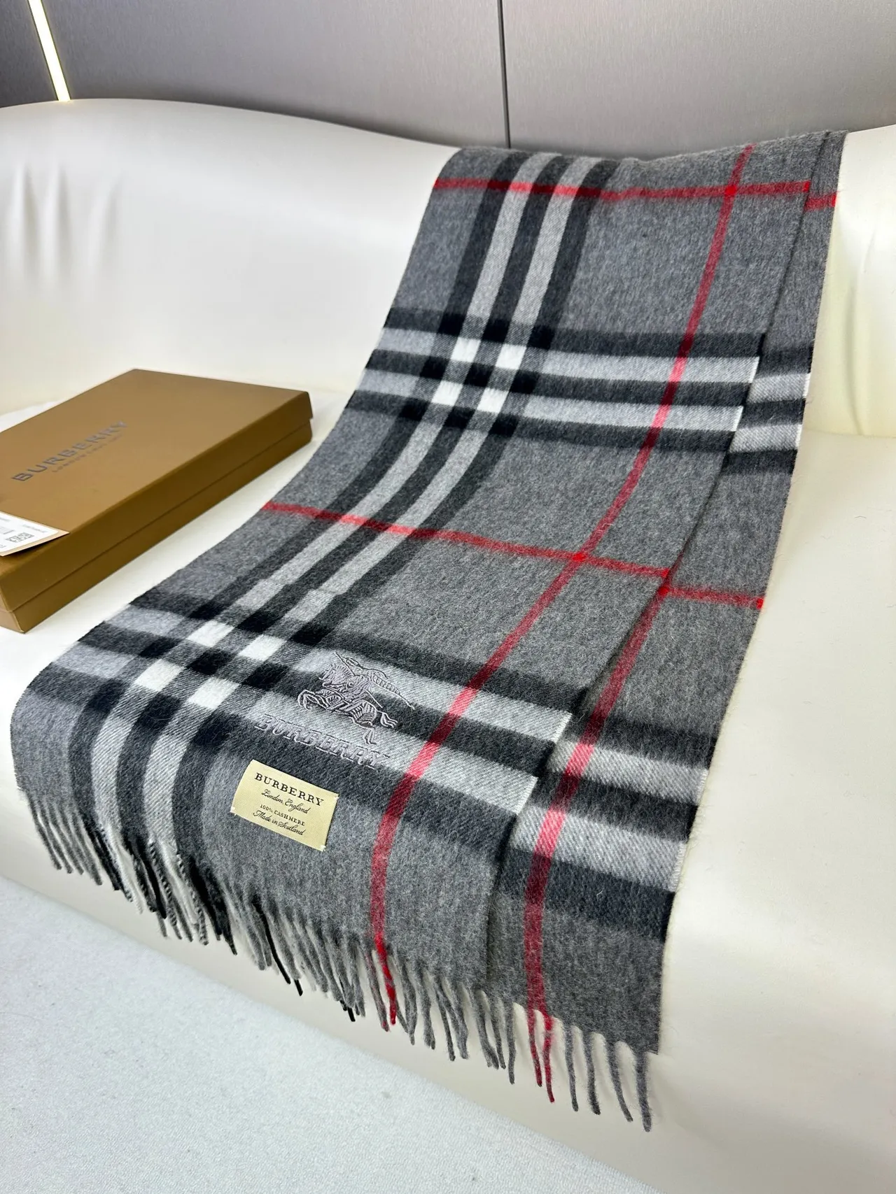 Burberry Foulard Gris Noir Motif Carreaux Classique Tissée Équestre Chevalier Logo Cachemire 7