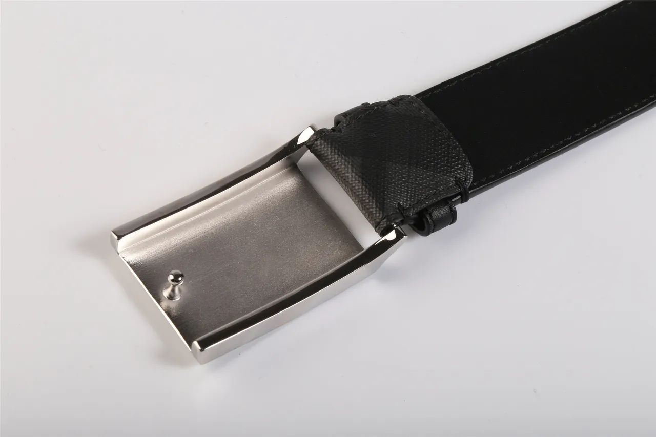 Burberry Knight Cinturón de cuero negro con patrón geométrico a cuadros 2