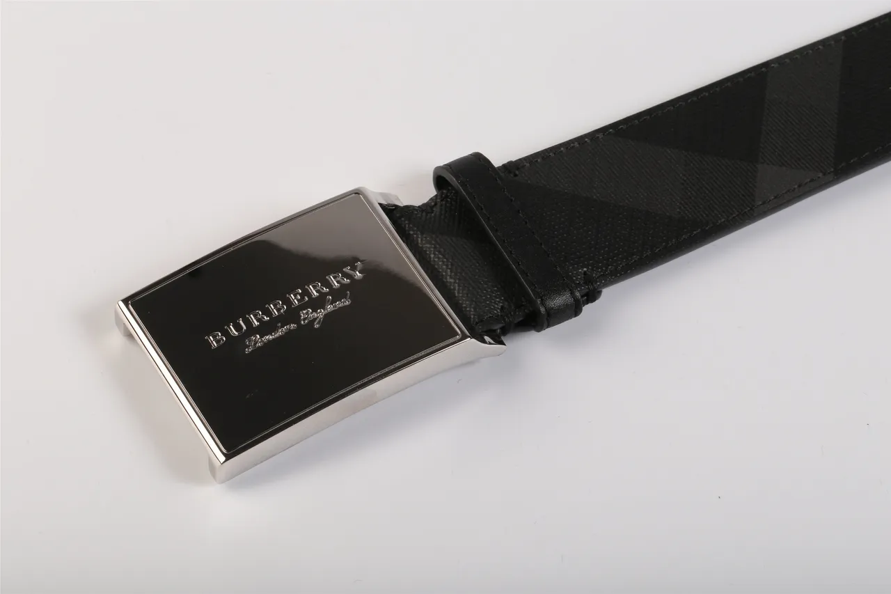 Burberry Knight Cinturón de cuero negro con patrón geométrico a cuadros 3
