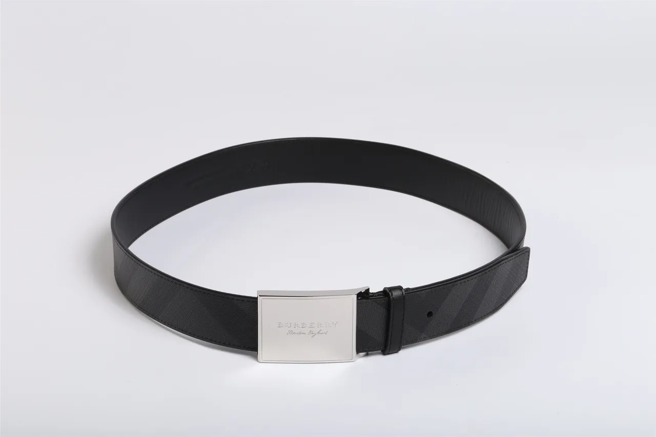 Burberry Knight Cinturón de cuero negro con patrón geométrico a cuadros 8