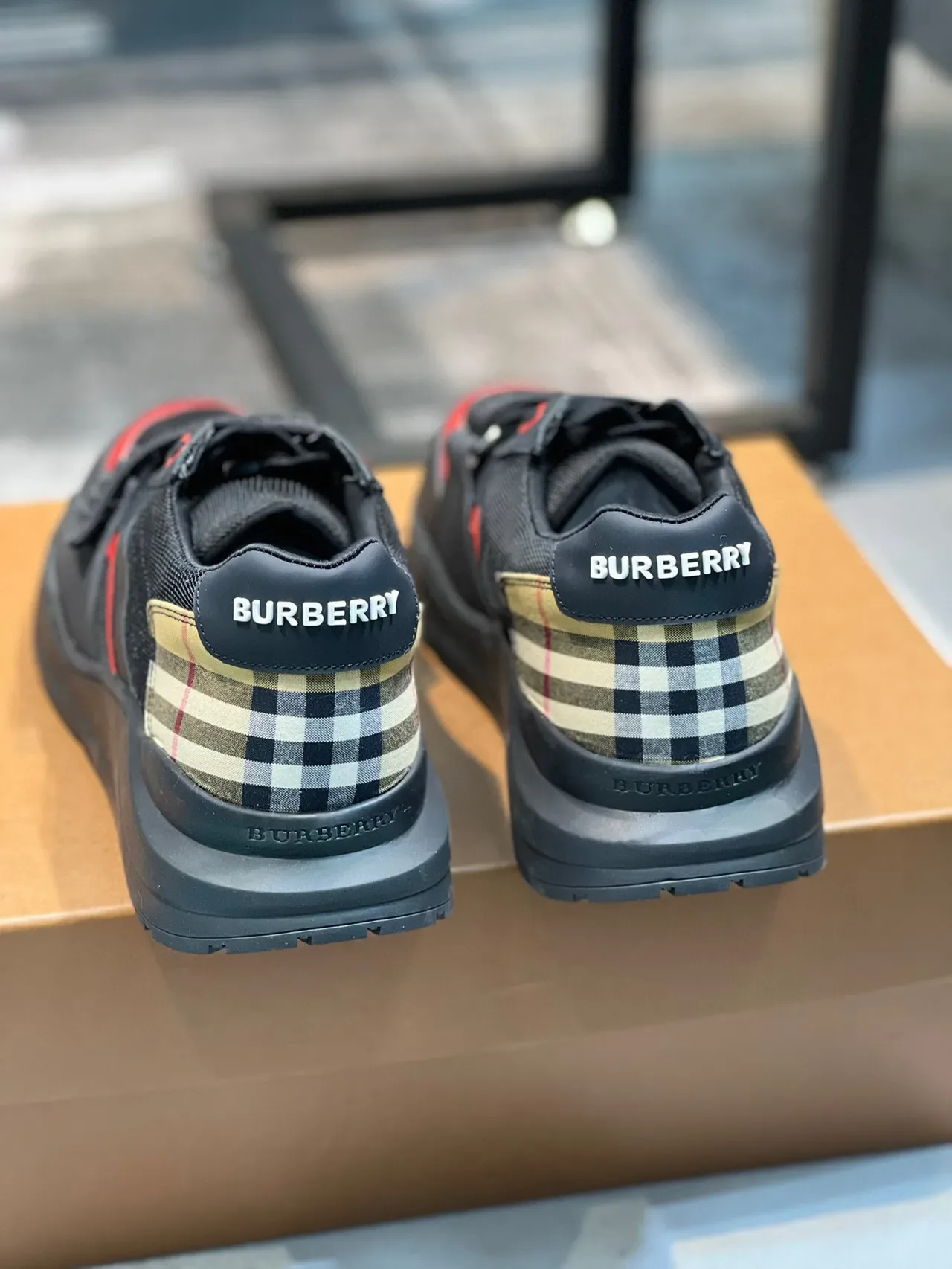 Burberry Knight tênis lifestyle preto vermelho xadrez 3