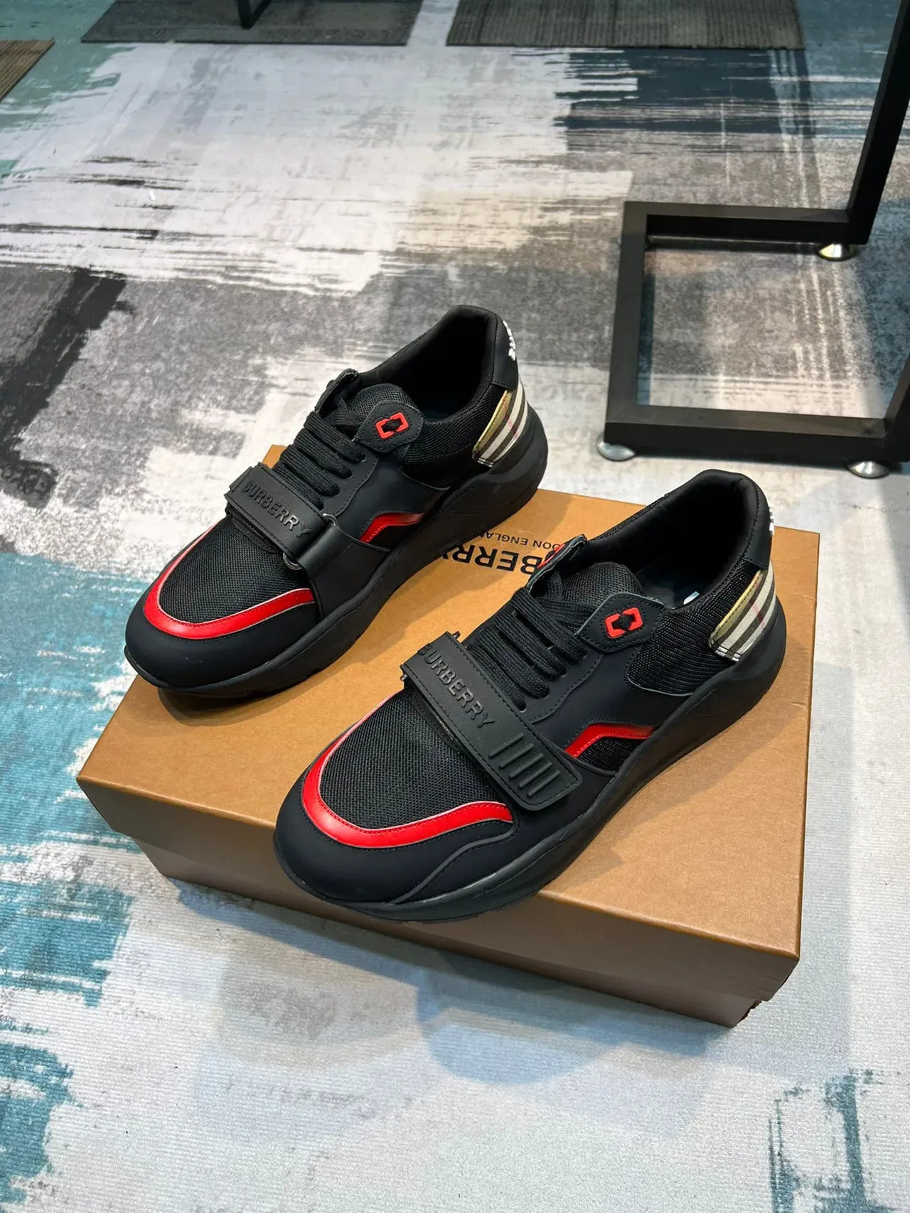 Burberry Knight tênis lifestyle preto vermelho xadrez 5