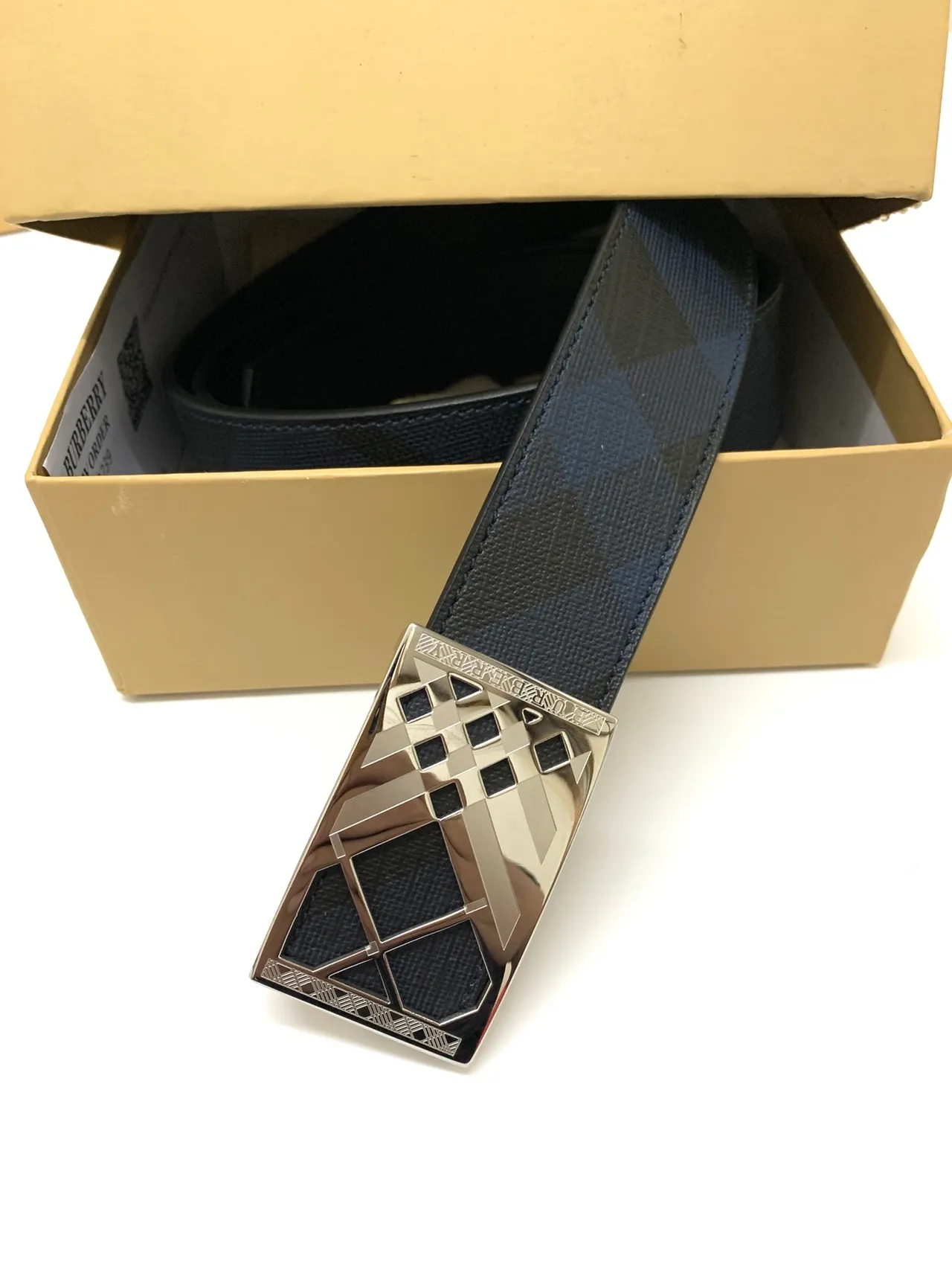 Burberry Knight Check ceinture en cuir réversible 7