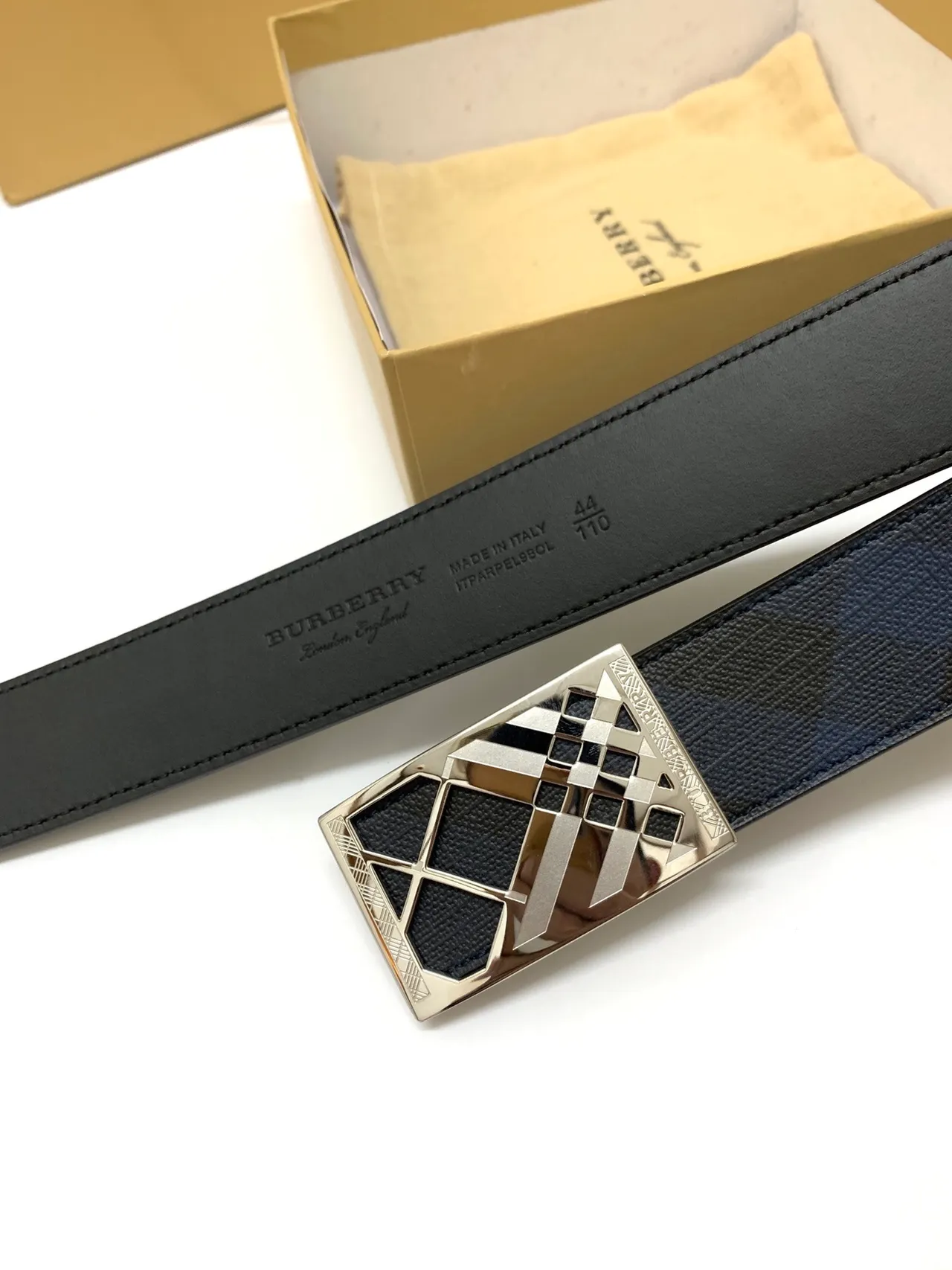 Burberry Knight Check ceinture en cuir réversible 8