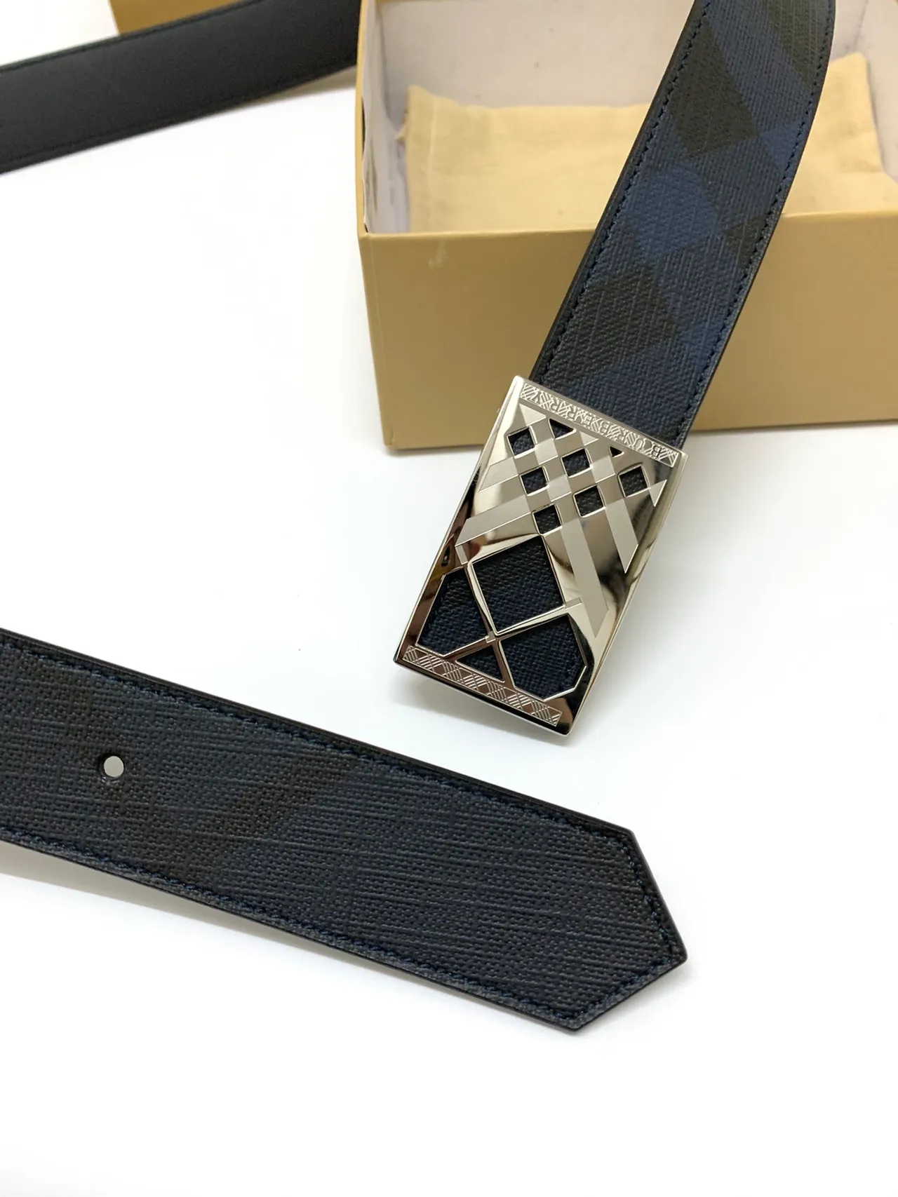 Burberry Knight Check ceinture en cuir réversible 9