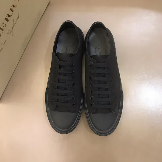 Burberry Chaussures Lifestyle Monochrome avec Logo Embossé 3