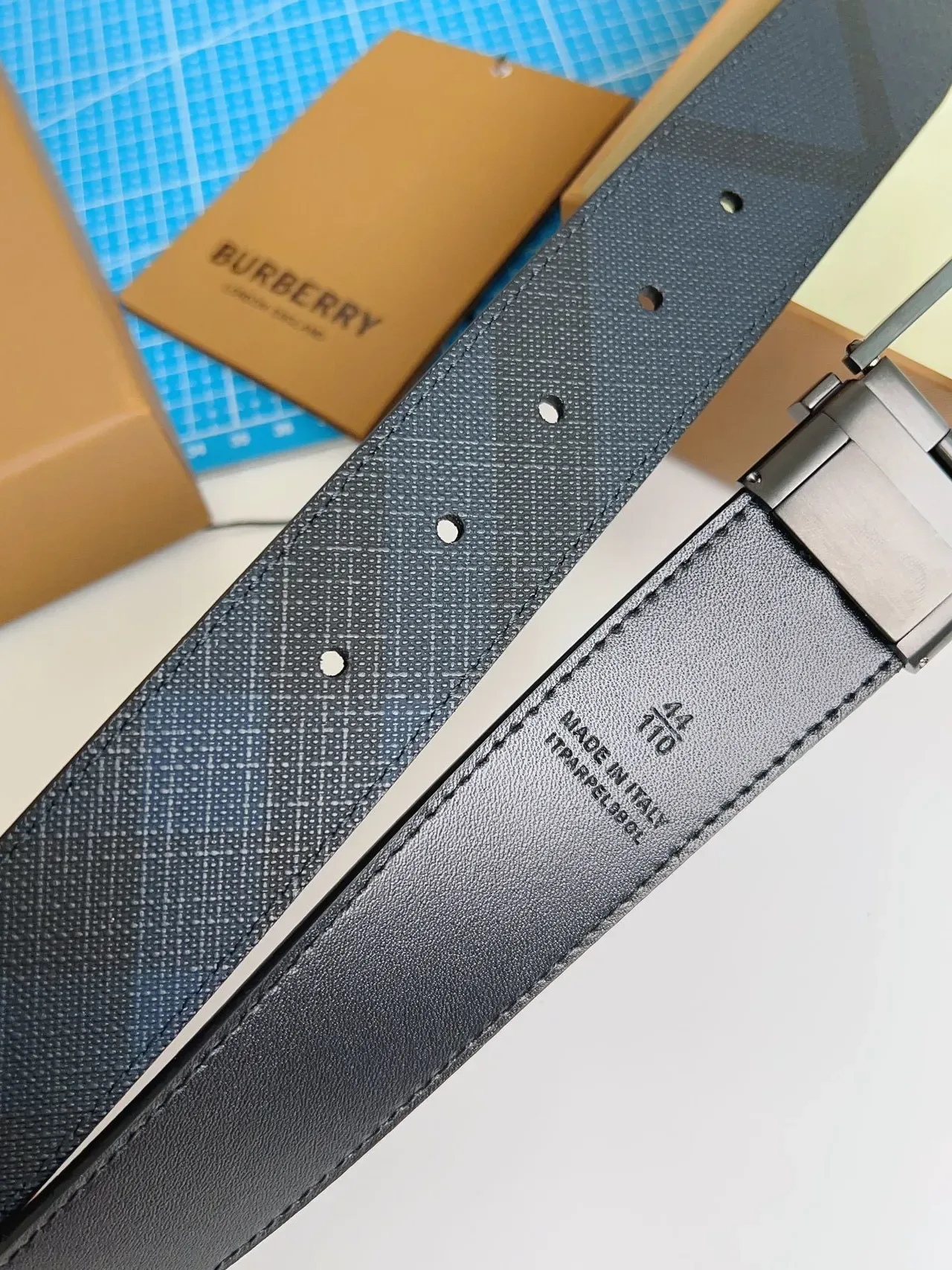Burberry أزرق بحري أسود قابل للعكس ببكل باترون المنزل حزام جلد 4