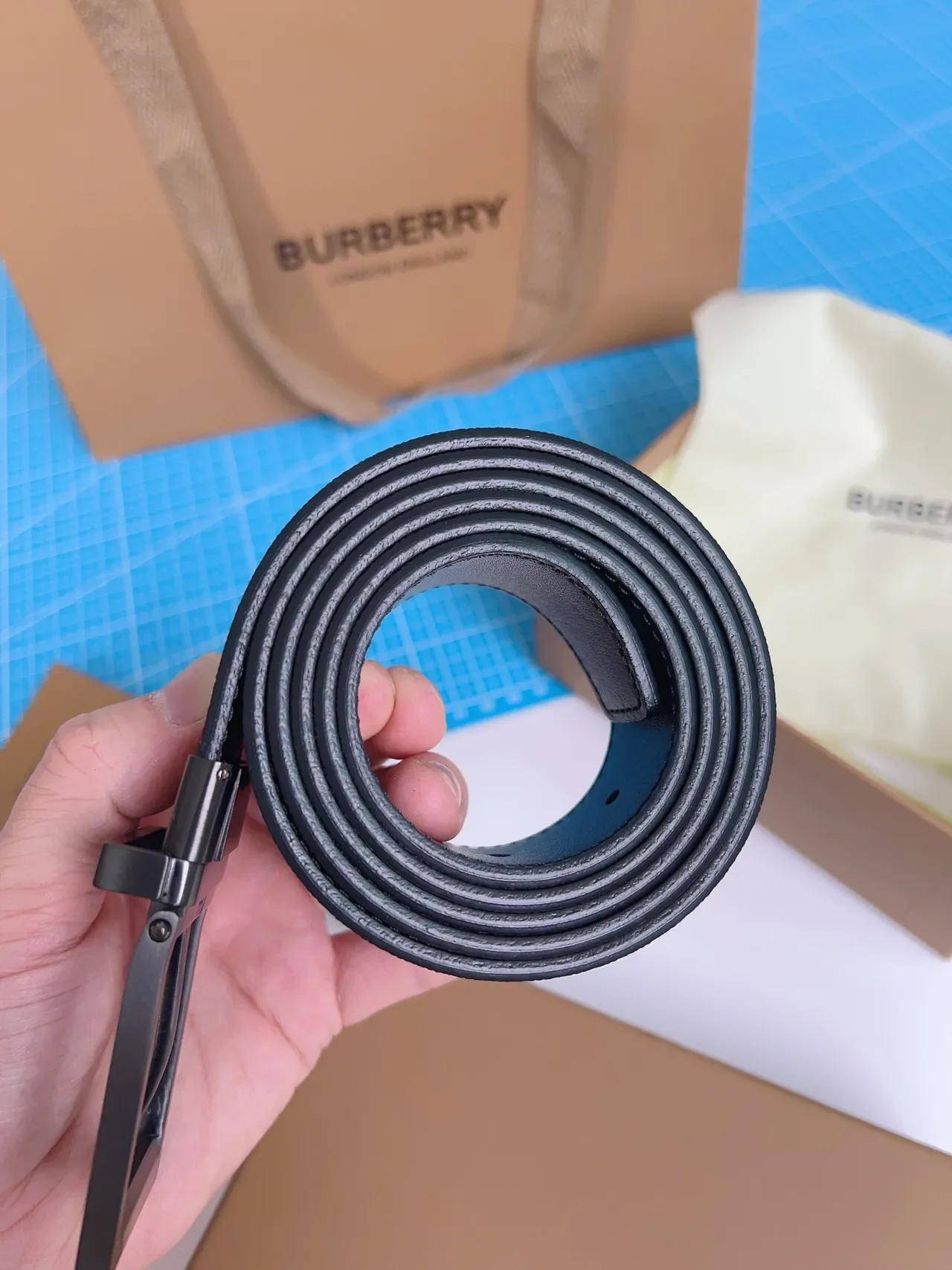 Burberry أزرق بحري أسود قابل للعكس ببكل باترون المنزل حزام جلد 7