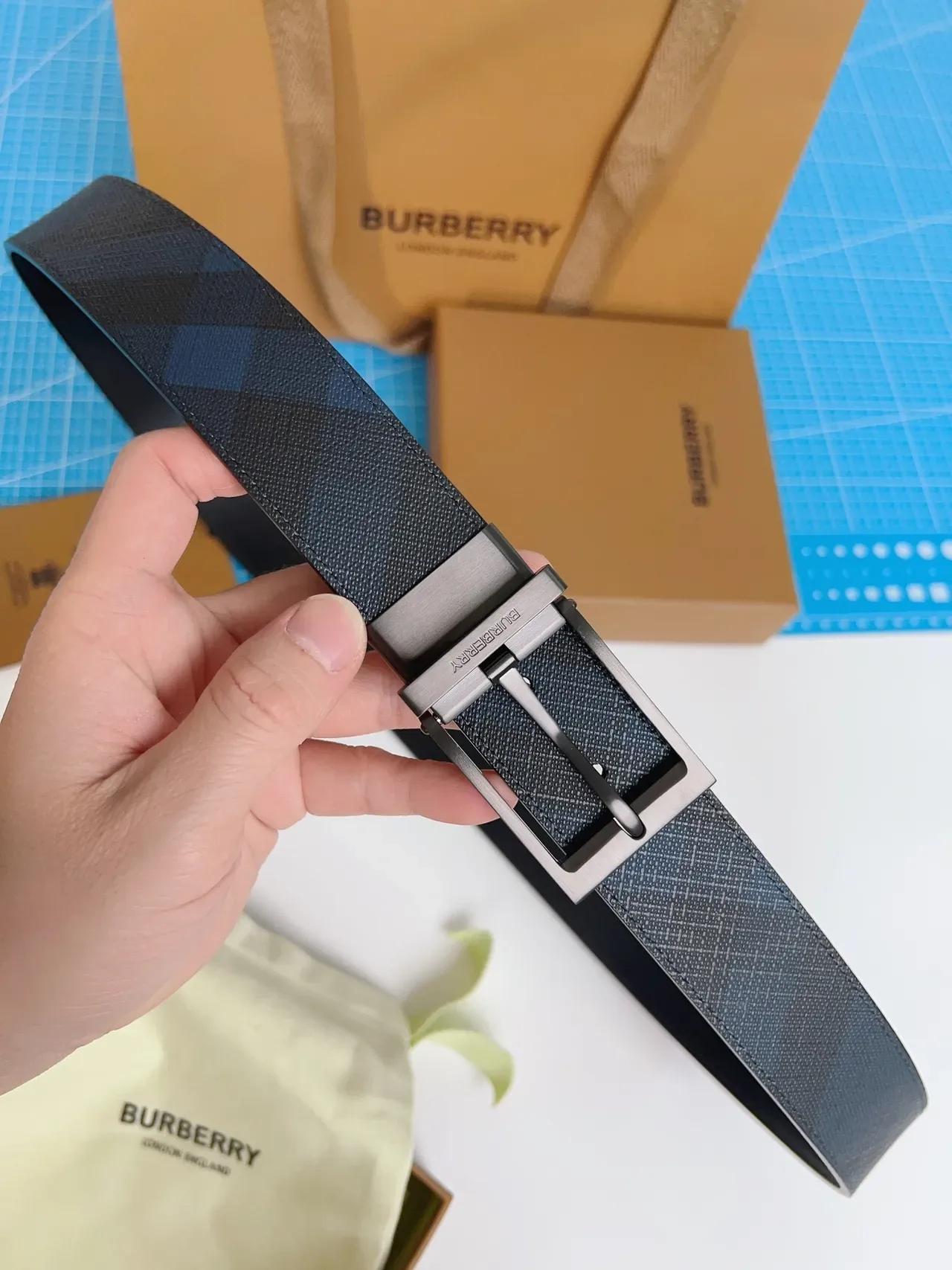 Burberry أزرق بحري أسود قابل للعكس ببكل باترون المنزل حزام جلد 8