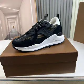 Burberry Runner أحذية رياضية سوداء وبيضاء كبيرة