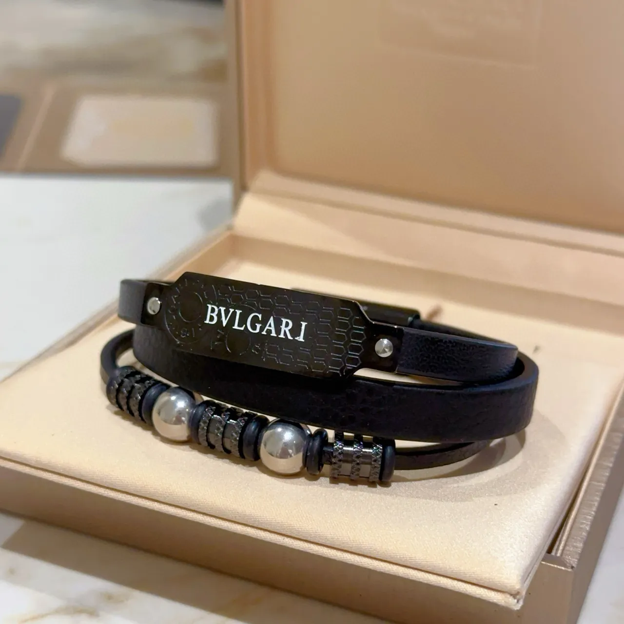Bvlgari काला चांदी ड्यूल-रैप चमड़ा नक्काशीदार धातु प्लेक ब्रेसलेट 2