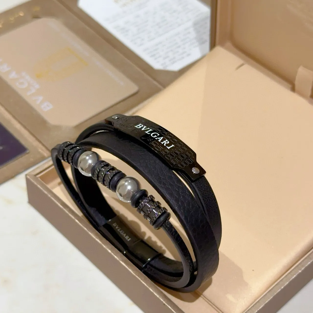 Bvlgari काला चांदी ड्यूल-रैप चमड़ा नक्काशीदार धातु प्लेक ब्रेसलेट 3