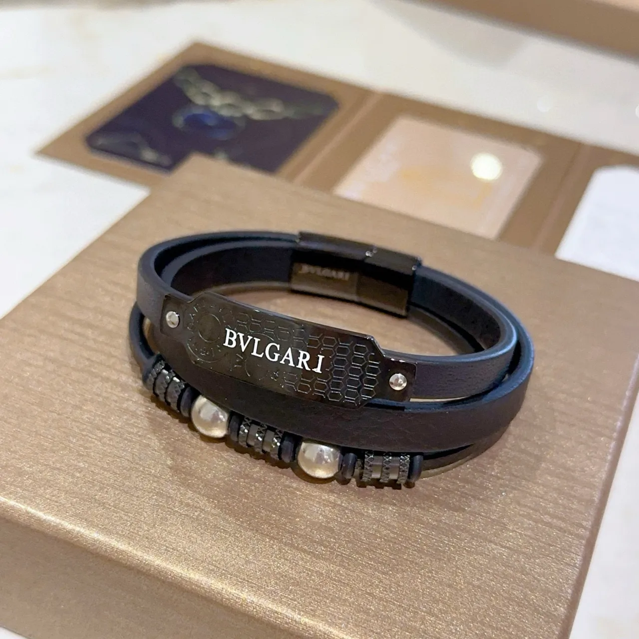 Bvlgari काला चांदी ड्यूल-रैप चमड़ा नक्काशीदार धातु प्लेक ब्रेसलेट 5