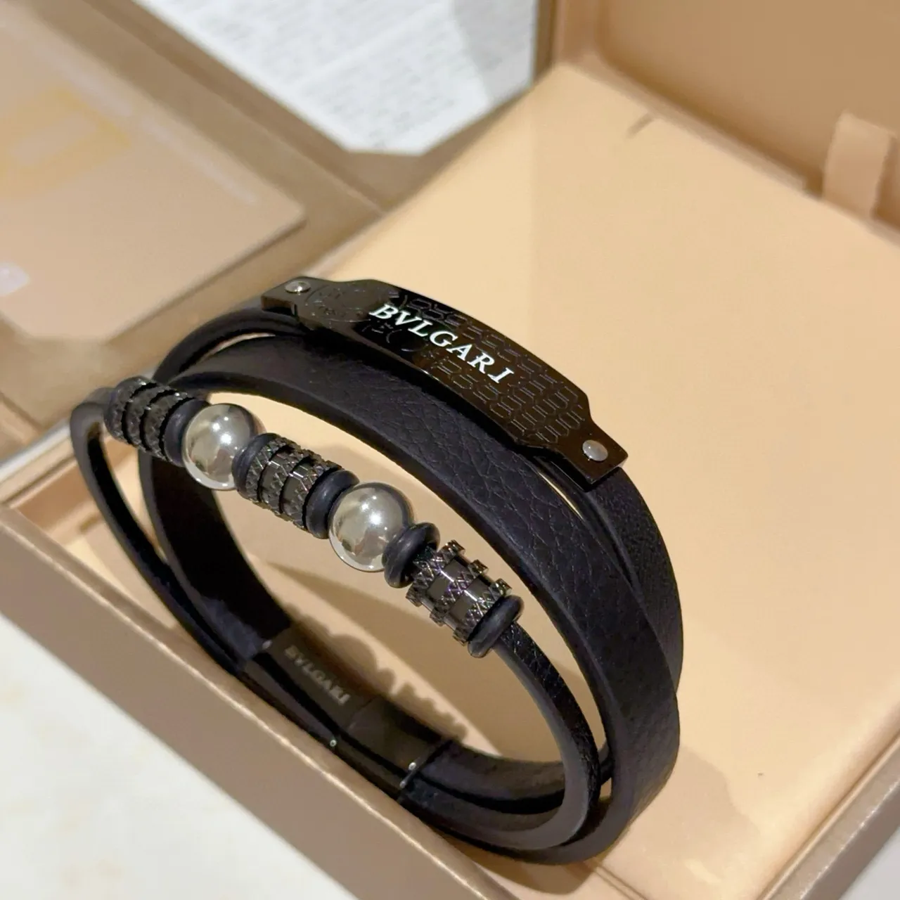 Bvlgari काला चांदी ड्यूल-रैप चमड़ा नक्काशीदार धातु प्लेक ब्रेसलेट 6